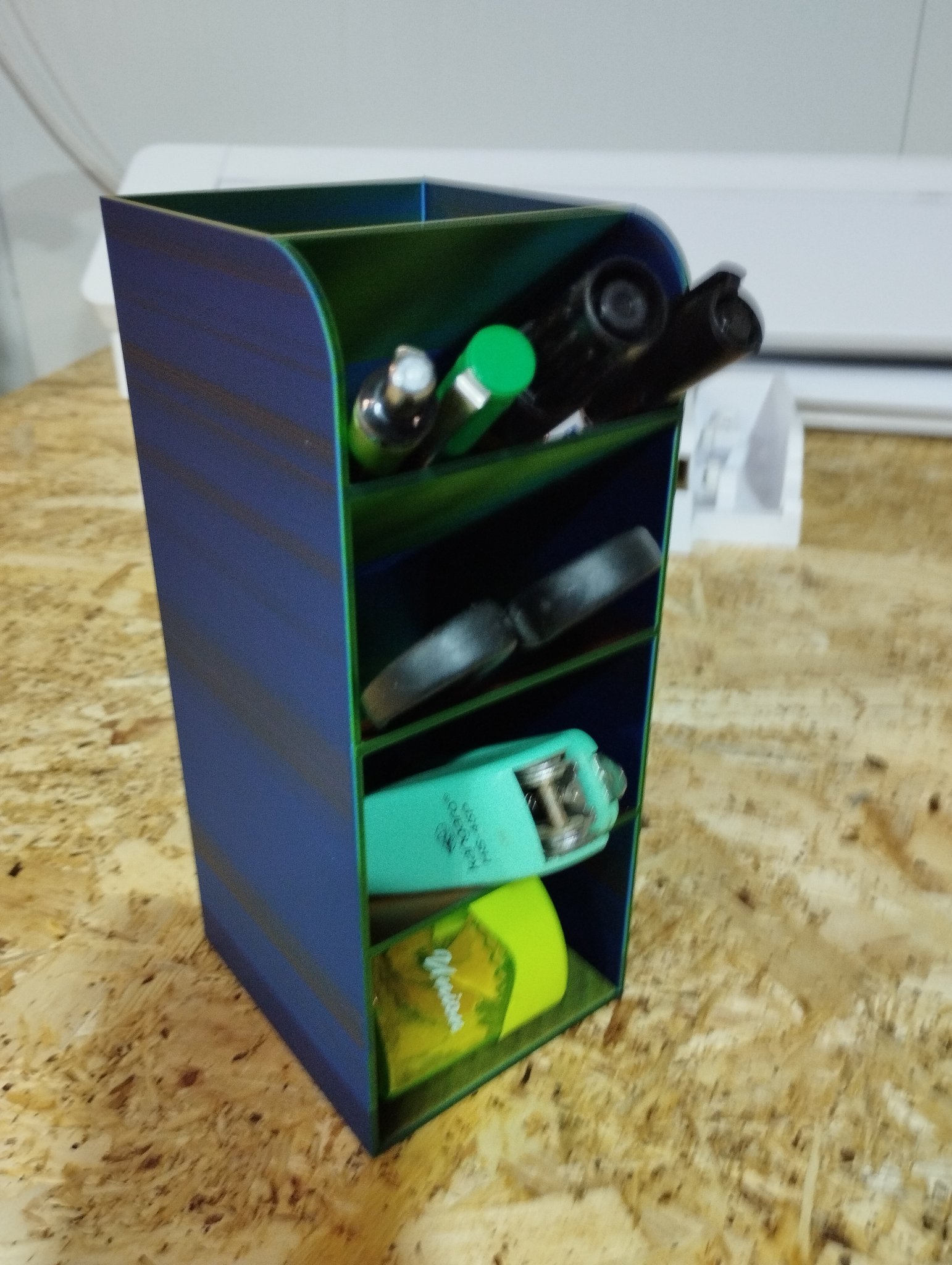 Giá đỡ bút sáng tạo cho bàn làm việc