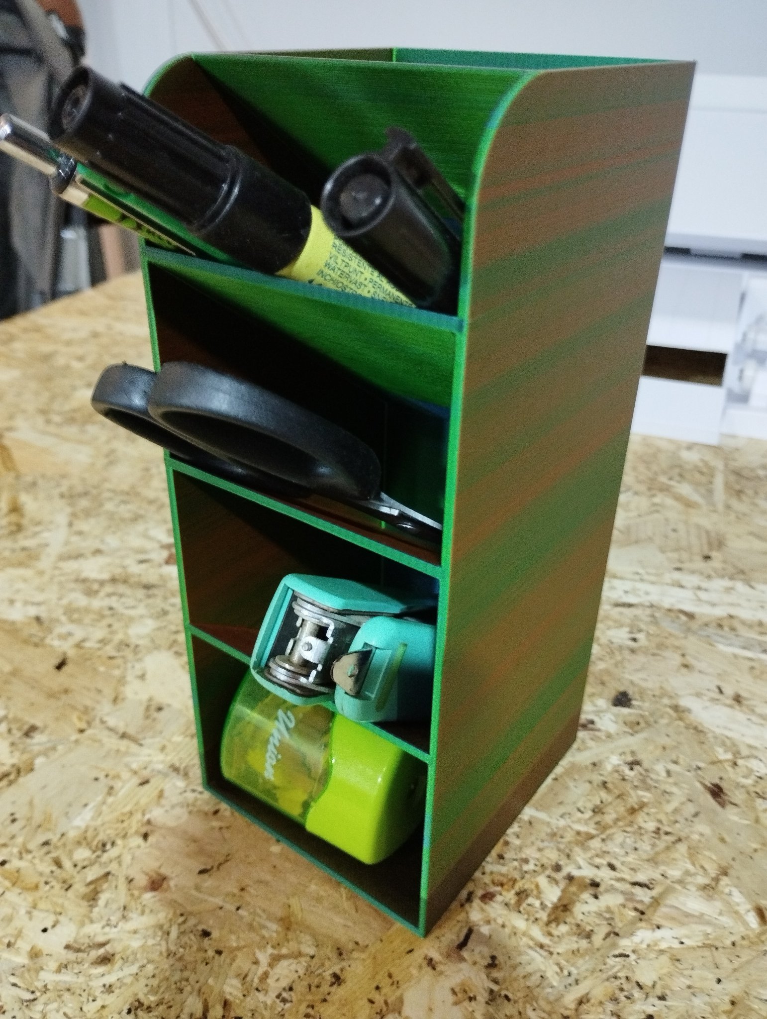 Giá đỡ bút sáng tạo cho bàn làm việc