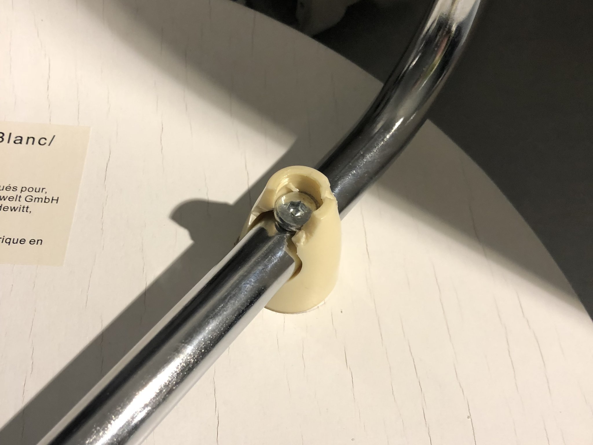 Thay thế giá đỡ chân ghế đẩu bị hỏng