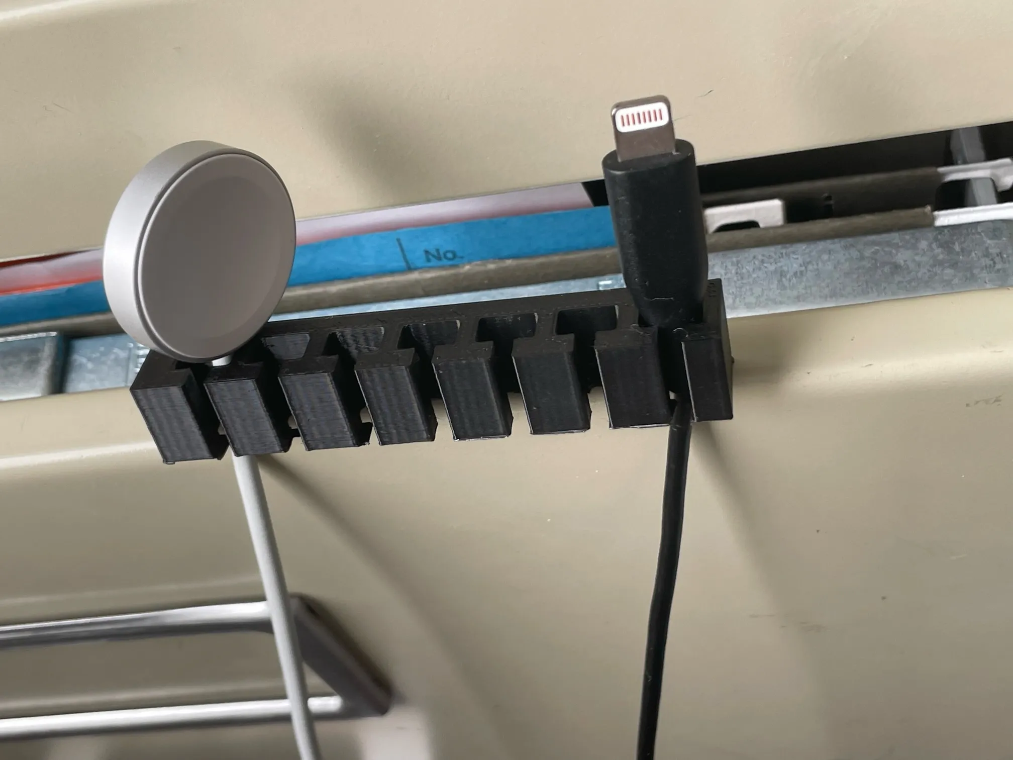 Giá đỡ cáp sạc cho 6 dây cáp