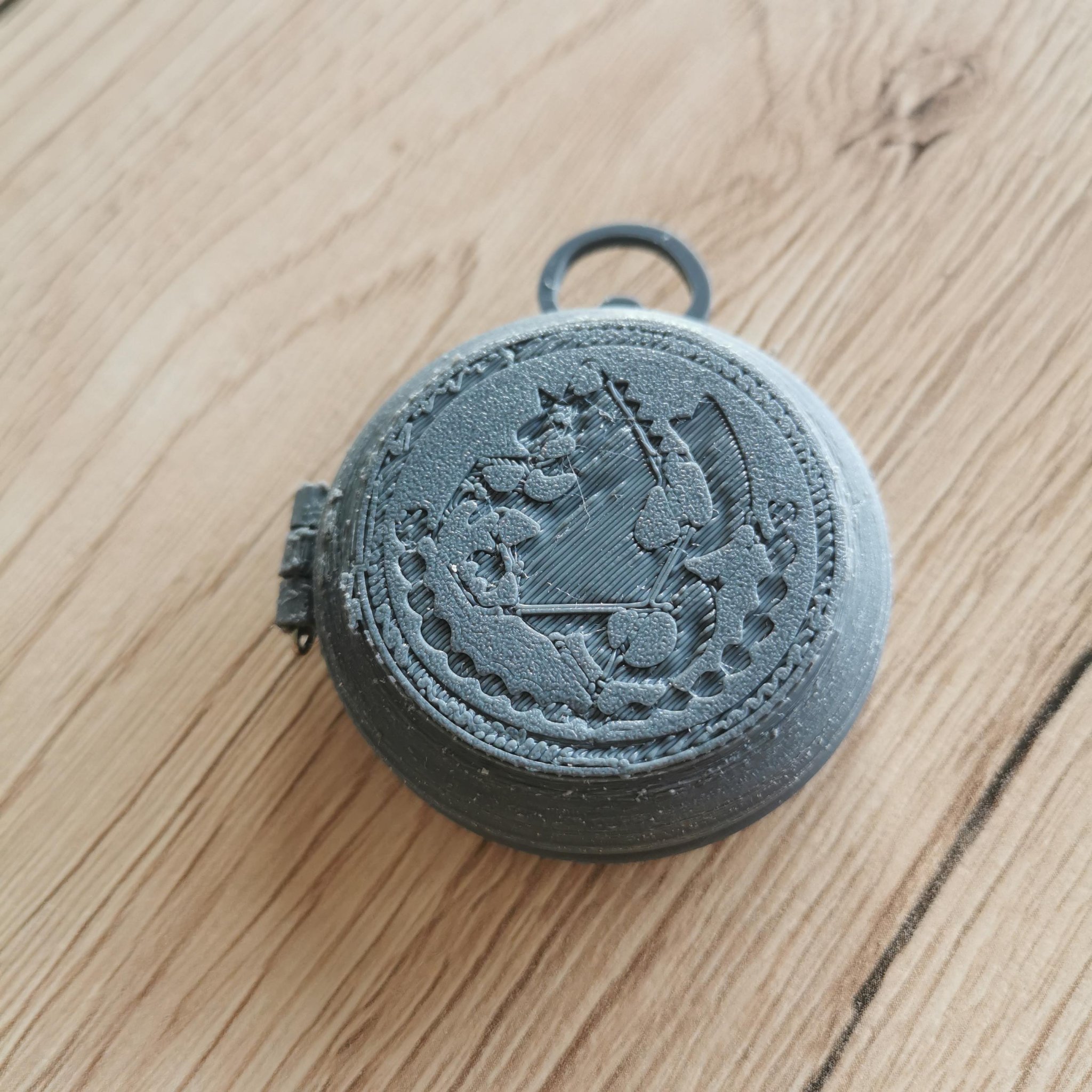 Đồng hồ bỏ túi của Edward trong Fullmetal Alchemist