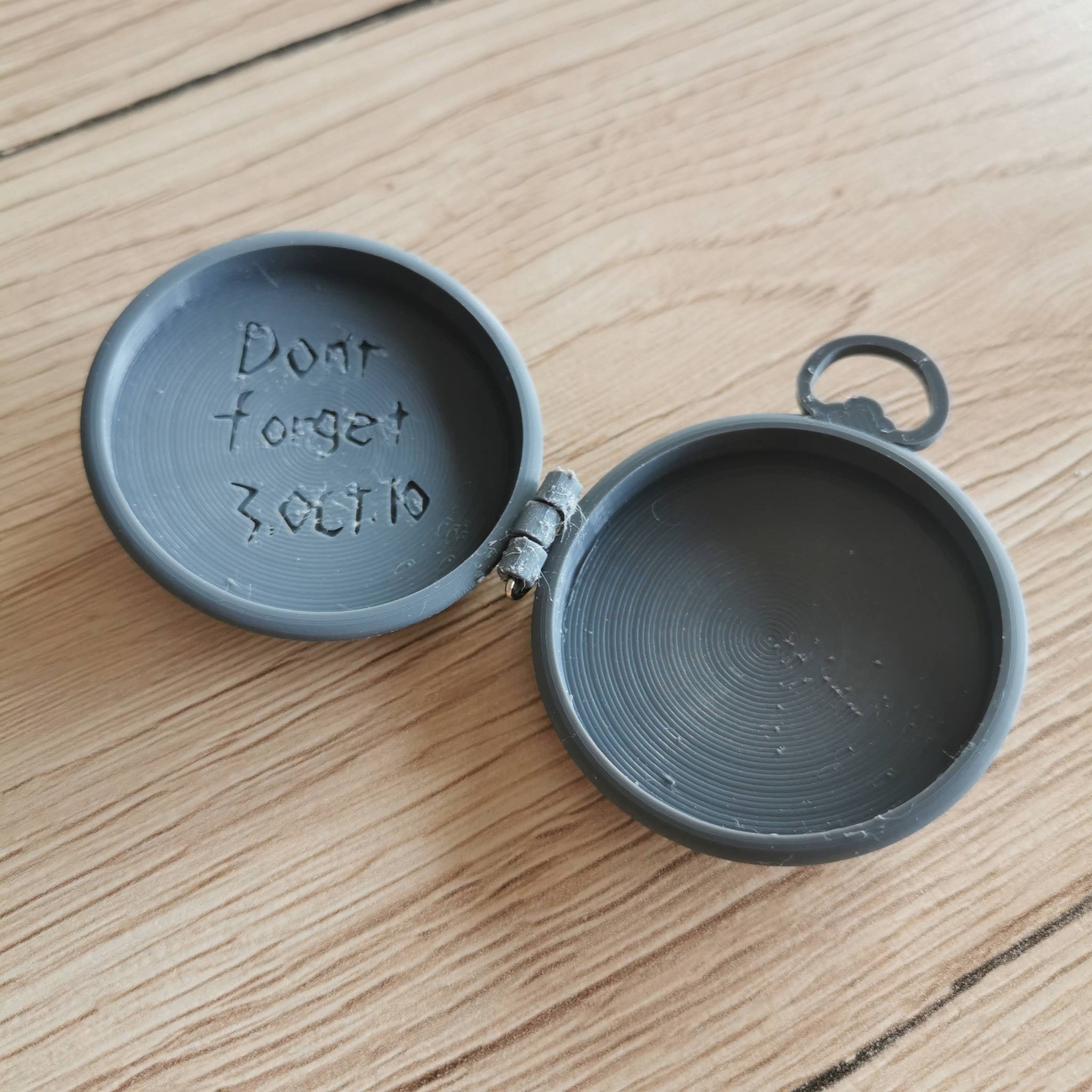 Đồng hồ bỏ túi của Edward trong Fullmetal Alchemist