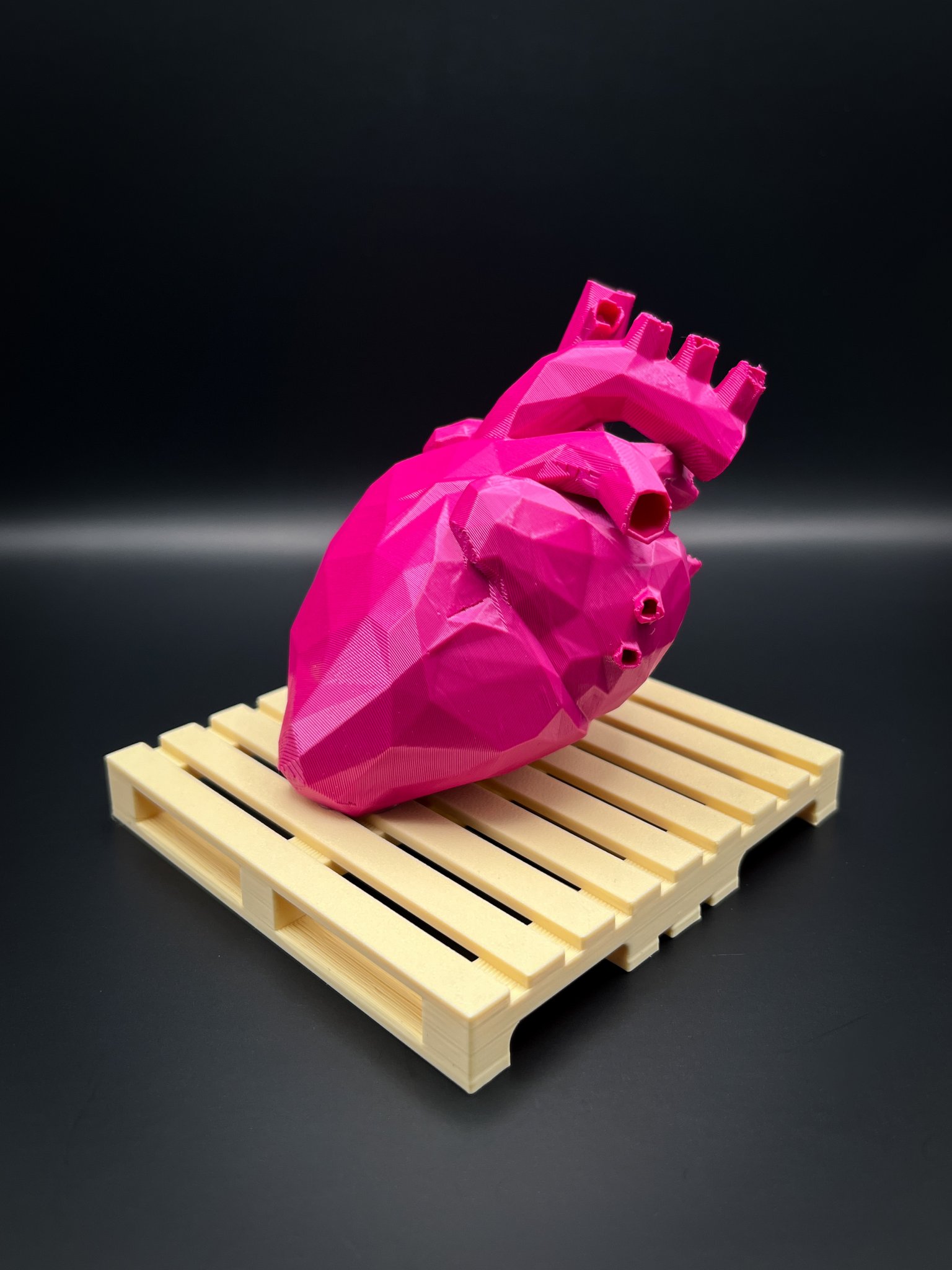 Trái tim nặng trĩu trên đế lót pallet