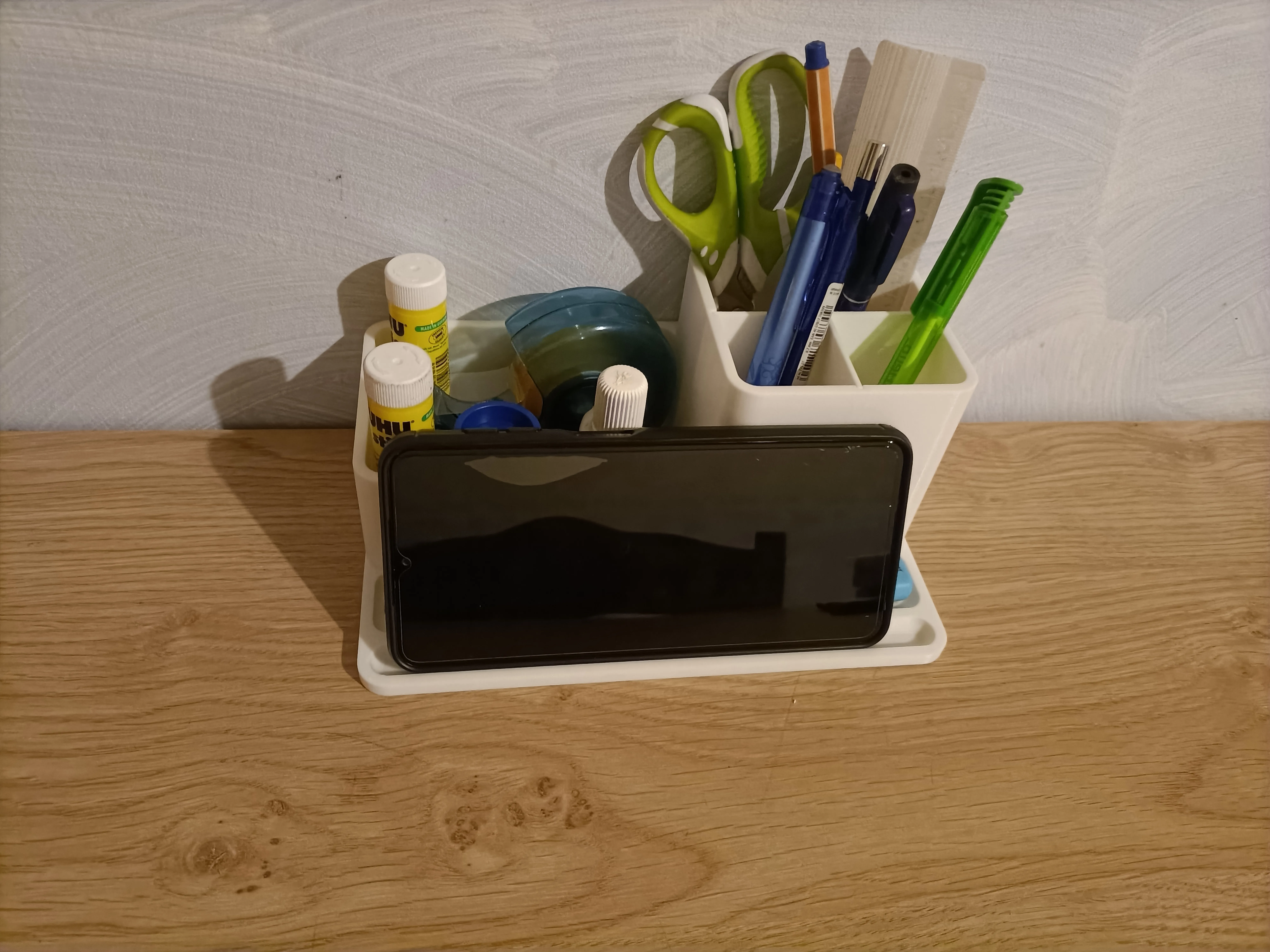 Giá đỡ điện thoại và tổ chức bàn làm việc gọn gàng