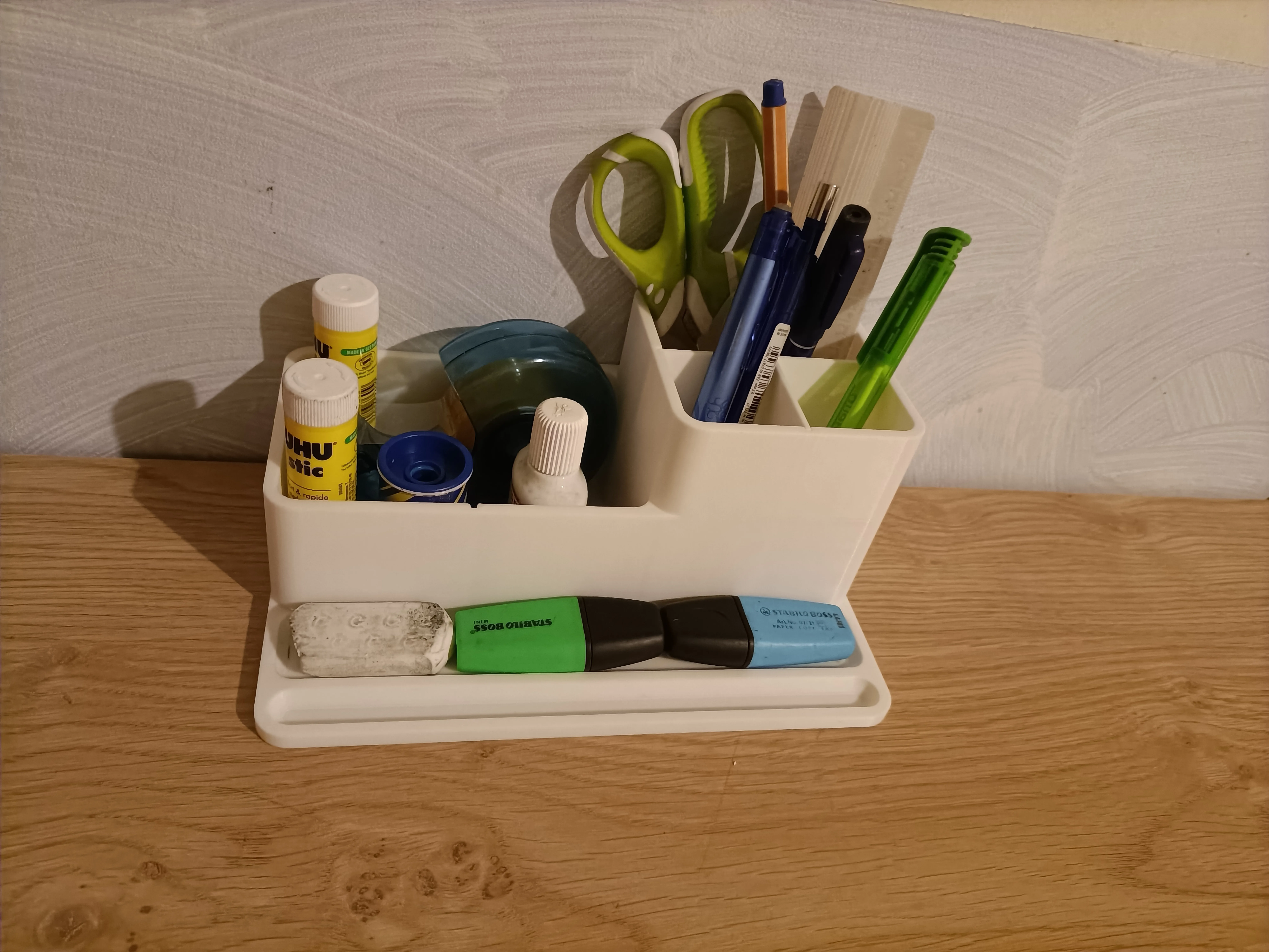 Giá đỡ điện thoại và tổ chức bàn làm việc gọn gàng