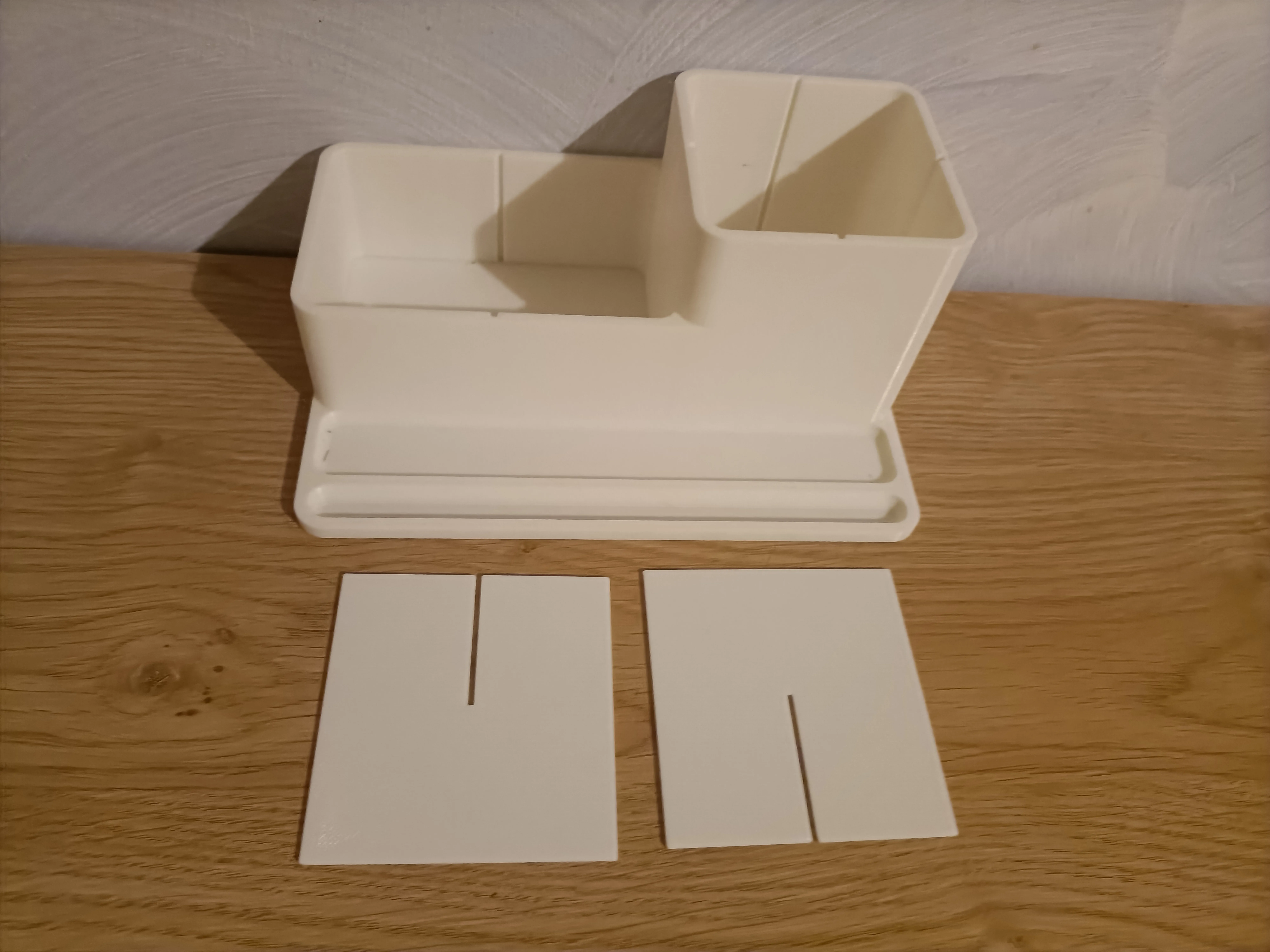 Giá đỡ điện thoại và tổ chức bàn làm việc gọn gàng