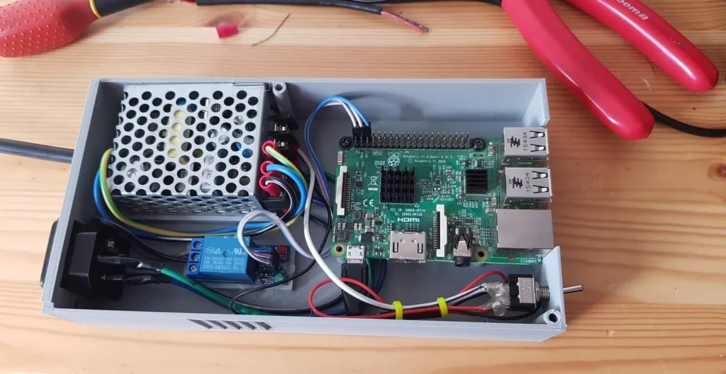 Hộp OctoPi với nguồn điện 5V và relay cho Raspberry Pi