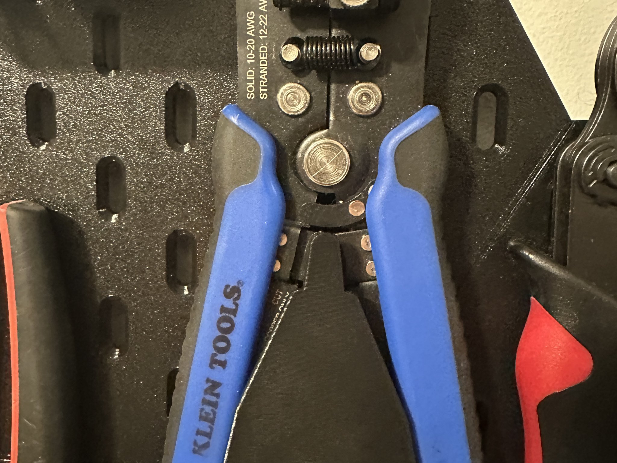 Giá đỡ kẹp dây Klein Tools cho bảng Skadis