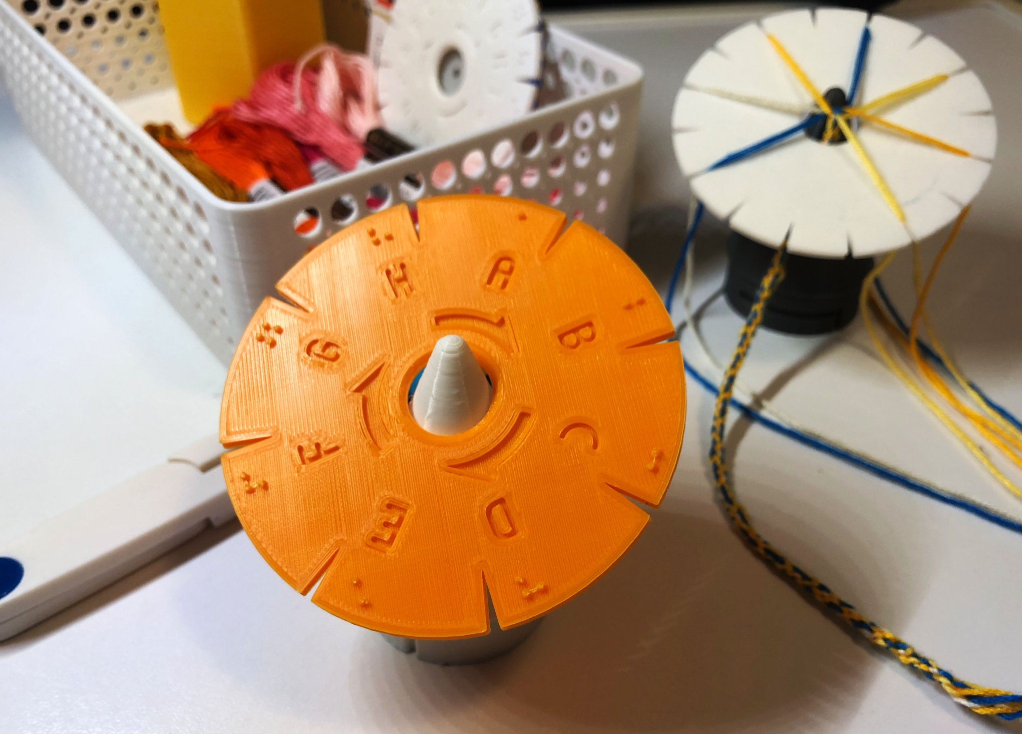 Máy làm vòng tay tình bạn không rào cản với chữ nổi Braille (...