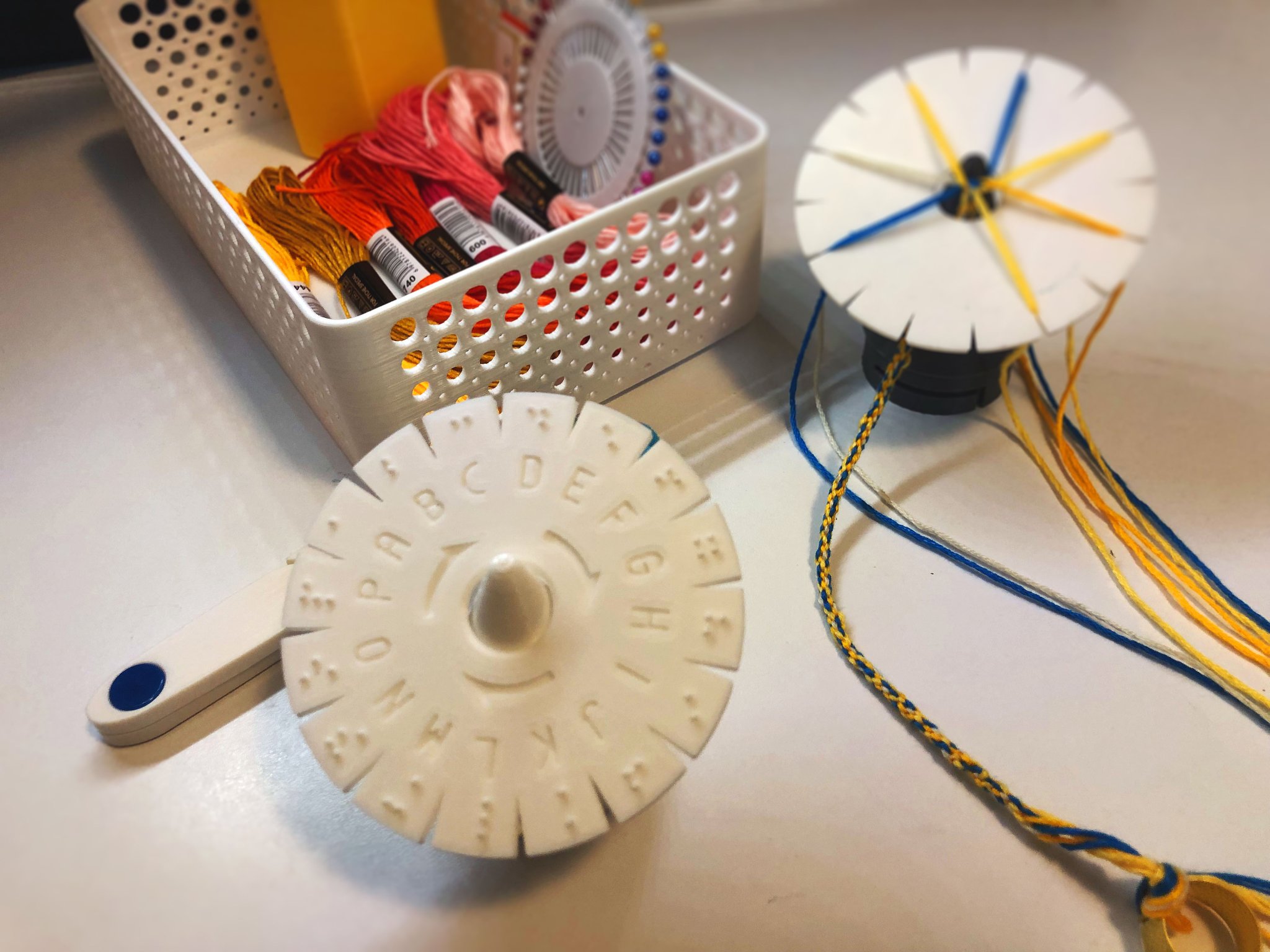 Máy làm vòng tay tình bạn không rào cản với chữ nổi Braille (...