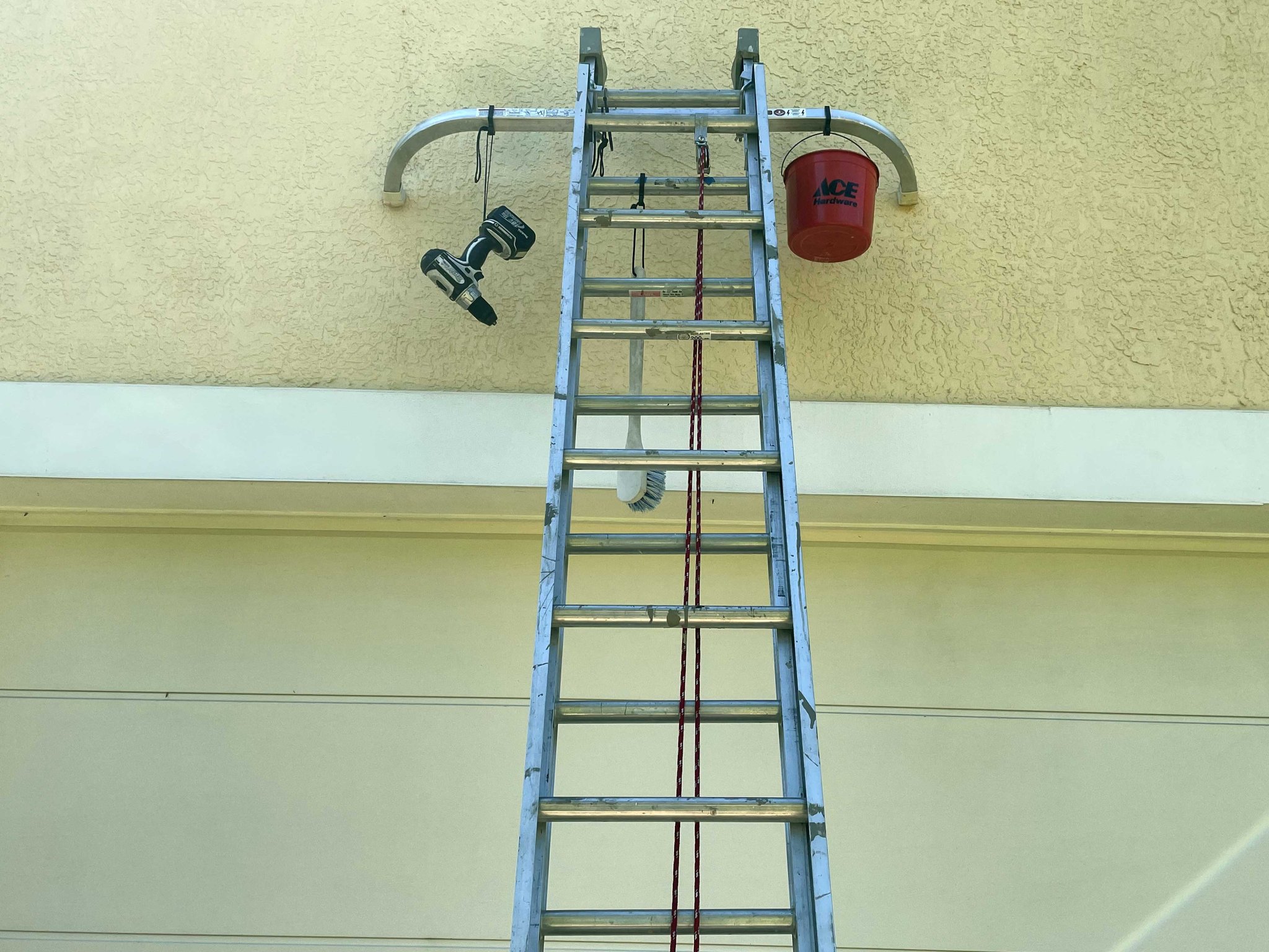 Móc treo tiện ích cho bậc thang và thanh ổn định