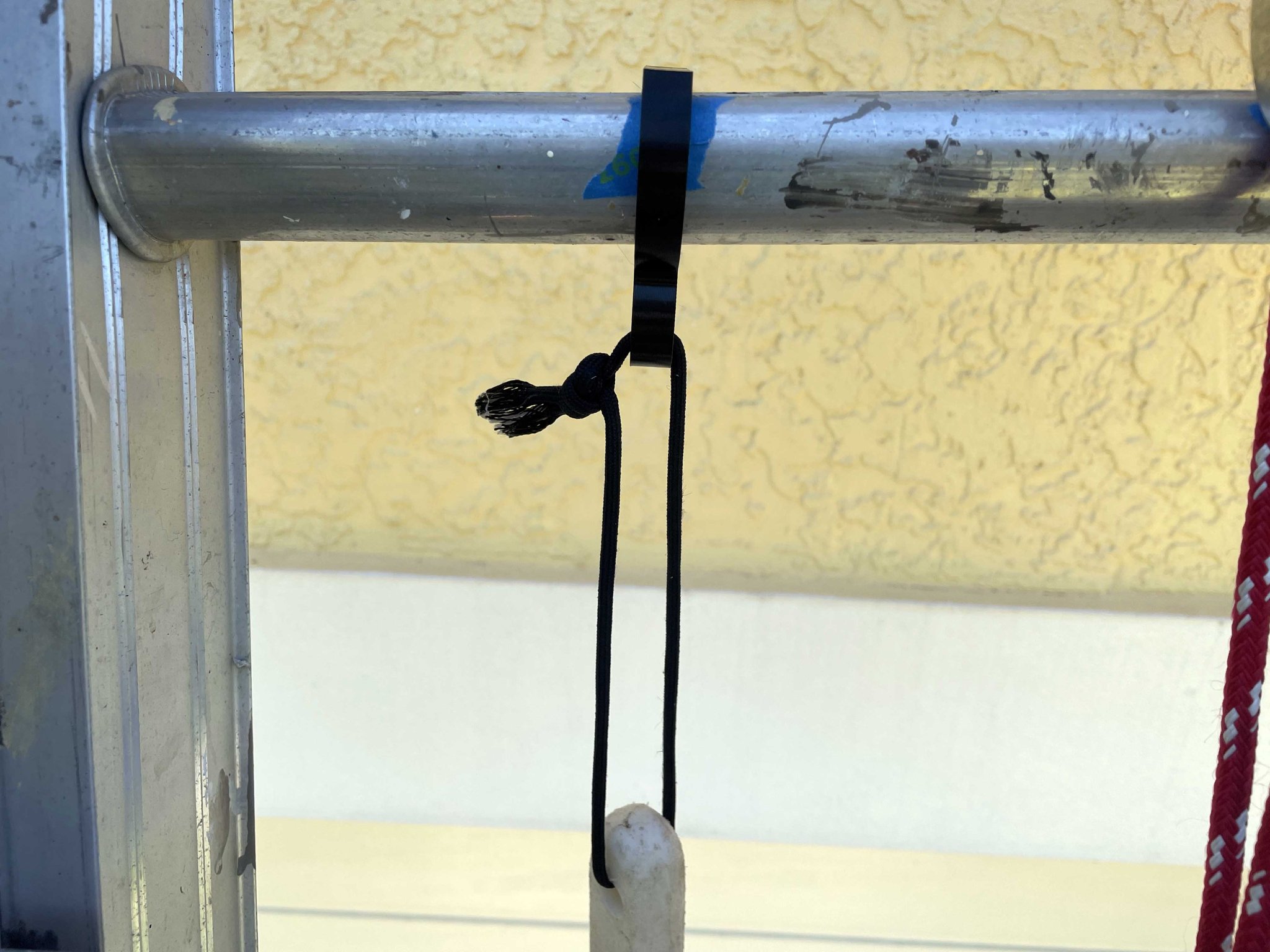 Móc treo tiện ích cho bậc thang và thanh ổn định