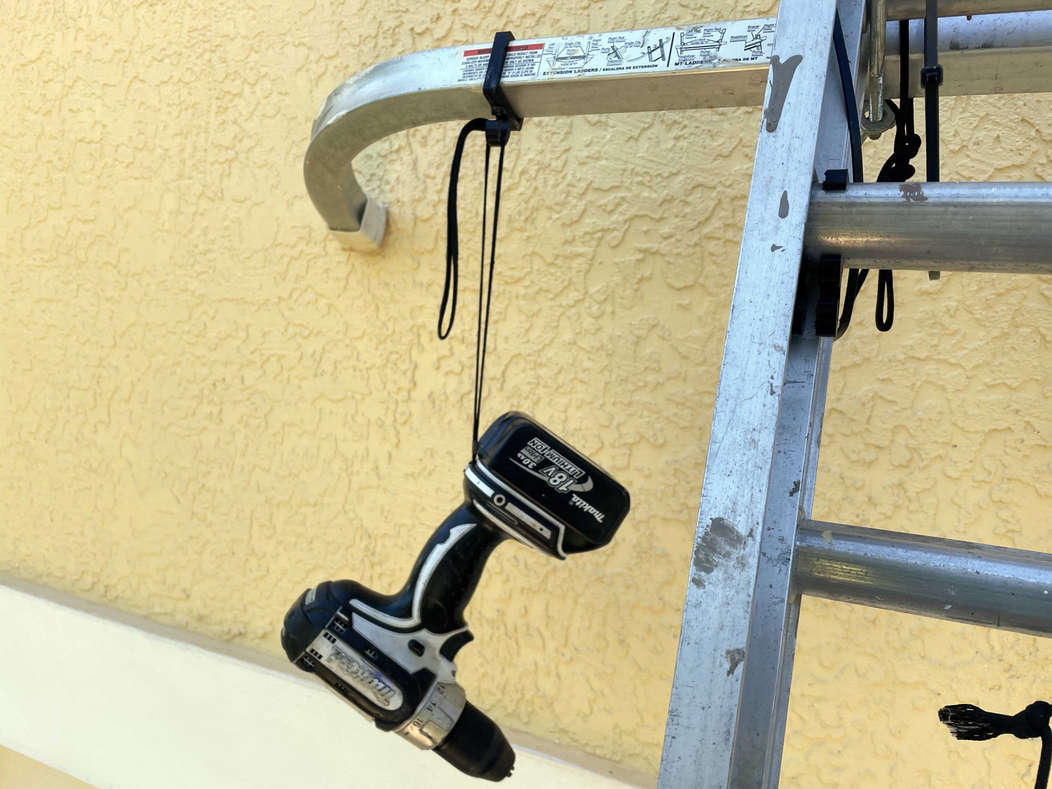 Móc treo tiện ích cho bậc thang và thanh ổn định