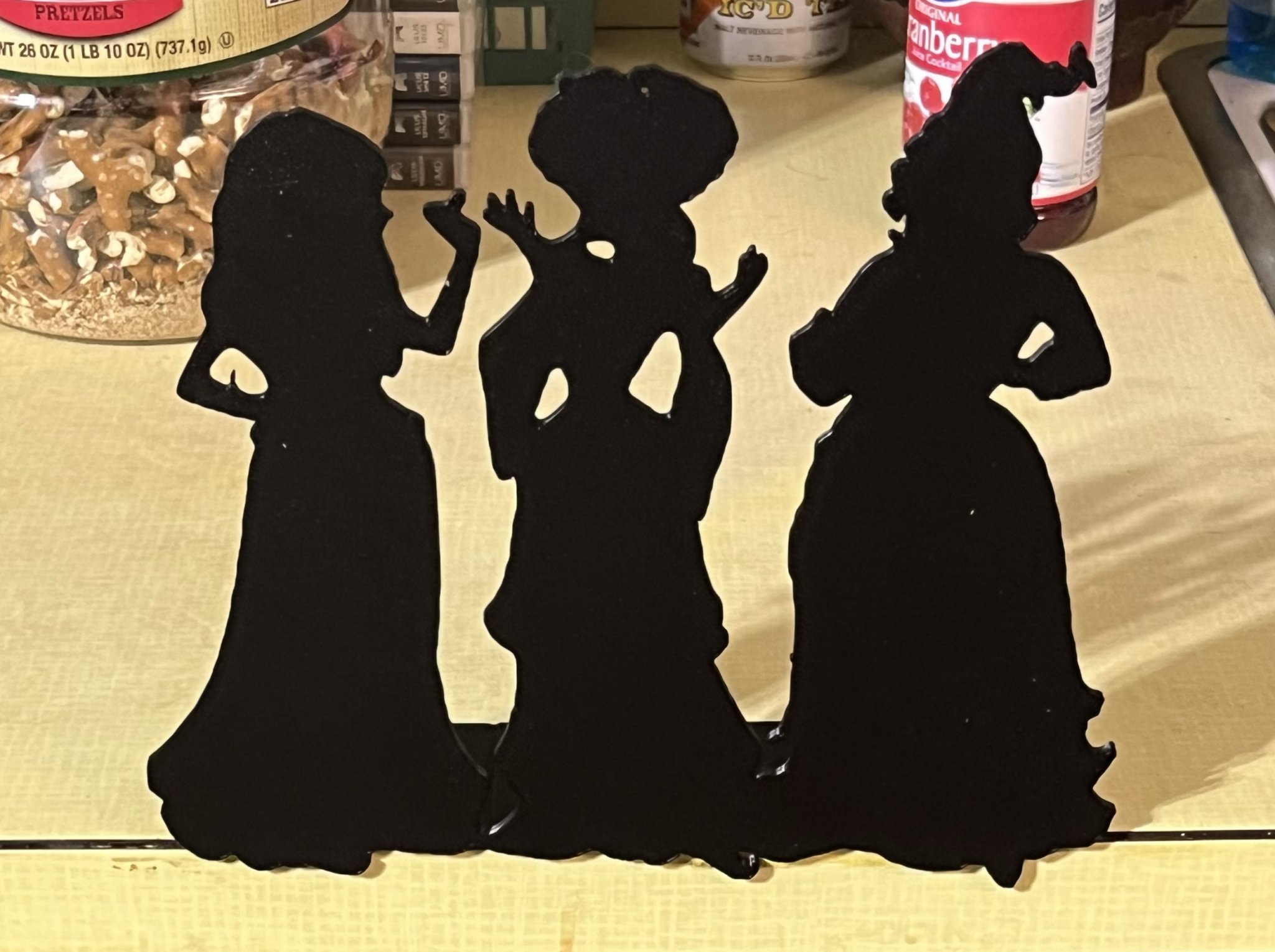 Silhouette của chị em nhà Sanderson trong Hocus Pocus