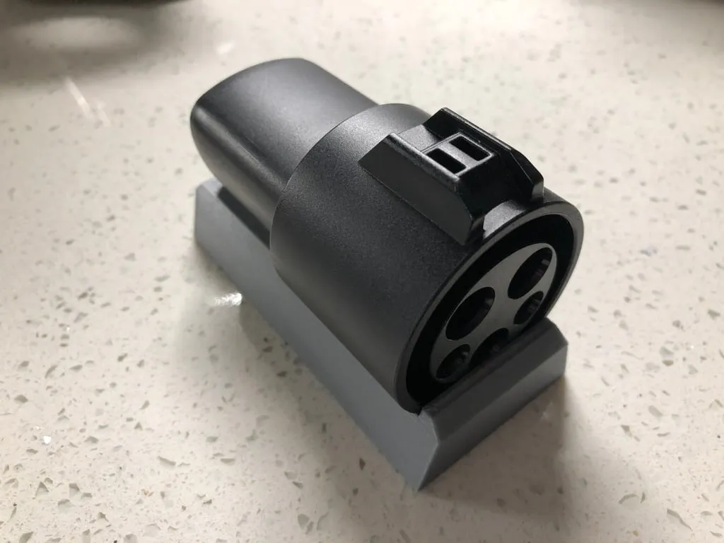 Giá đỡ cho bộ chuyển đổi J1772 của Tesla