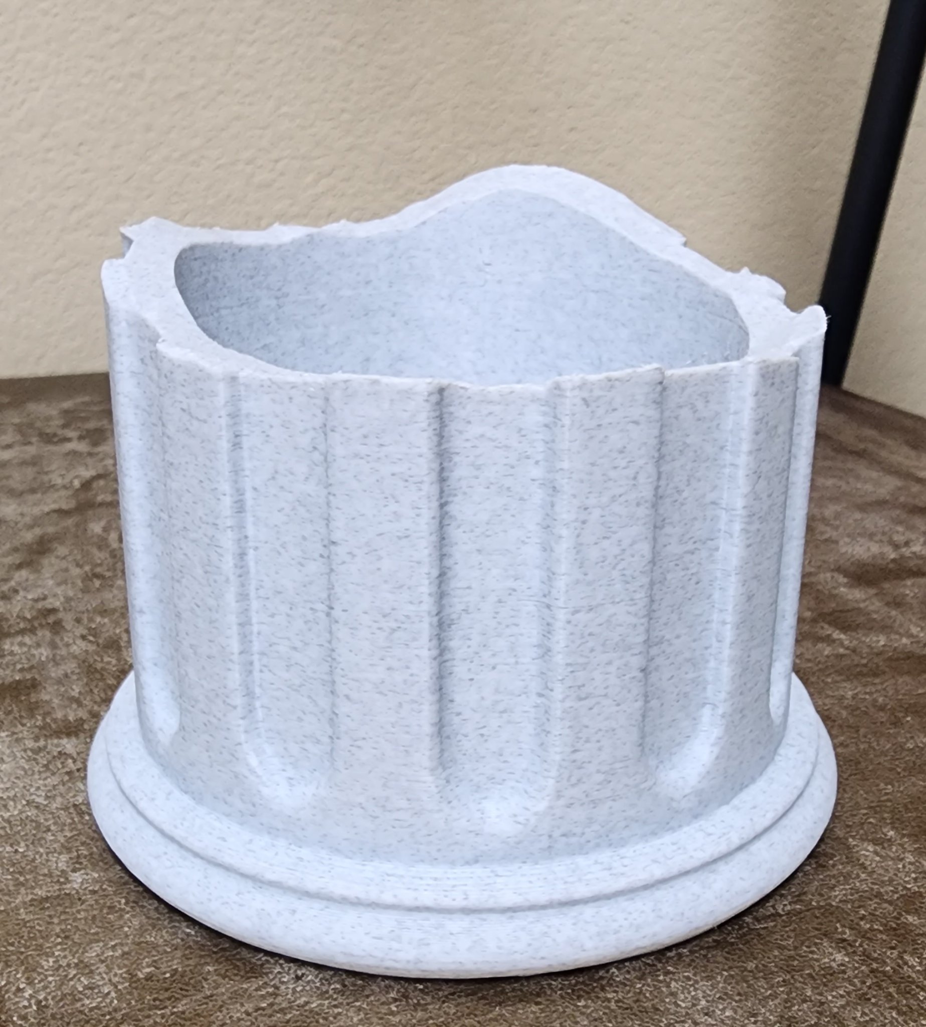 Chậu hoa cột gãy bỏ đáy, chỉ còn cột