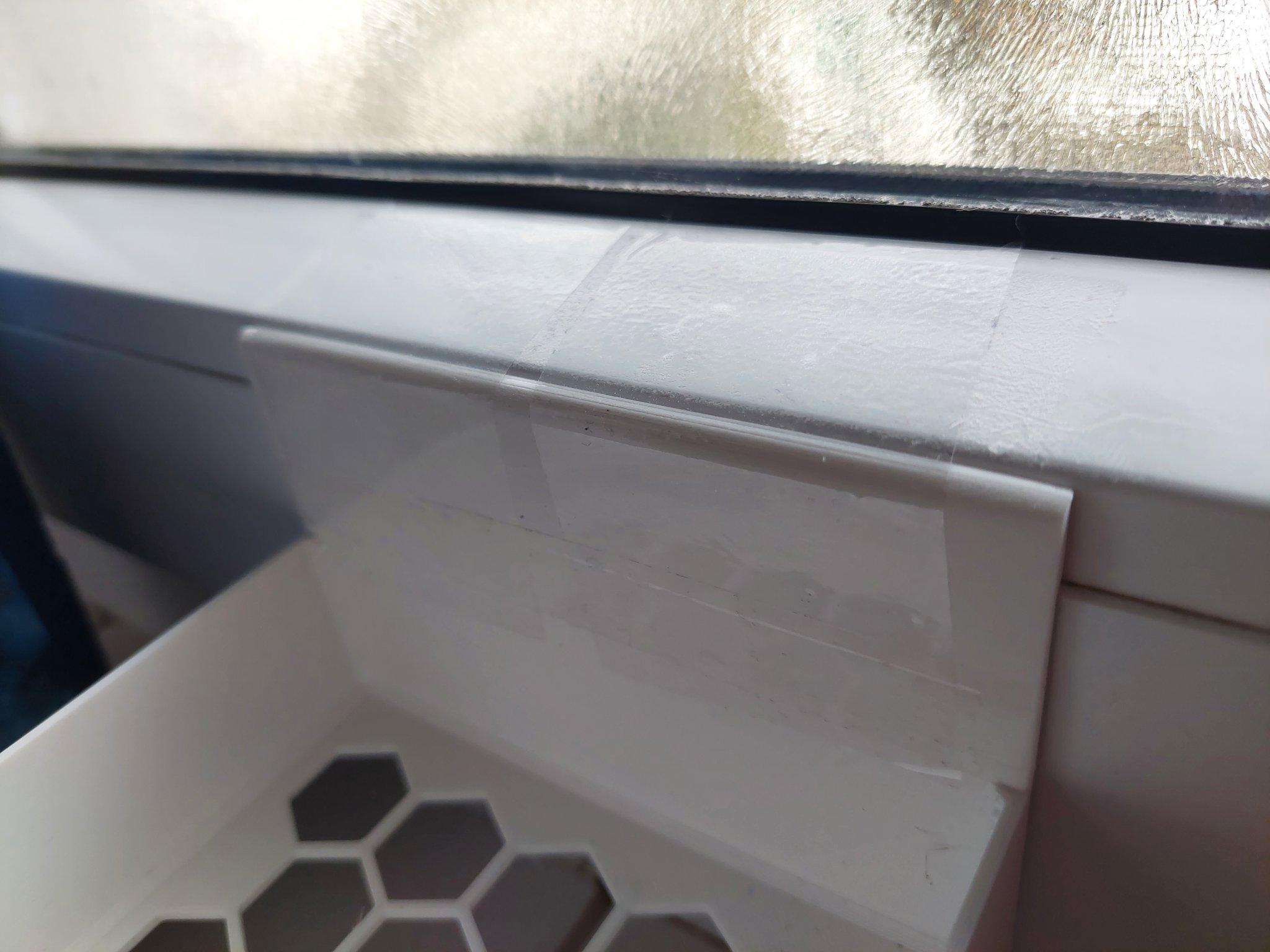 Giá đỡ nhỏ gắn cửa sổ cho phòng tắm