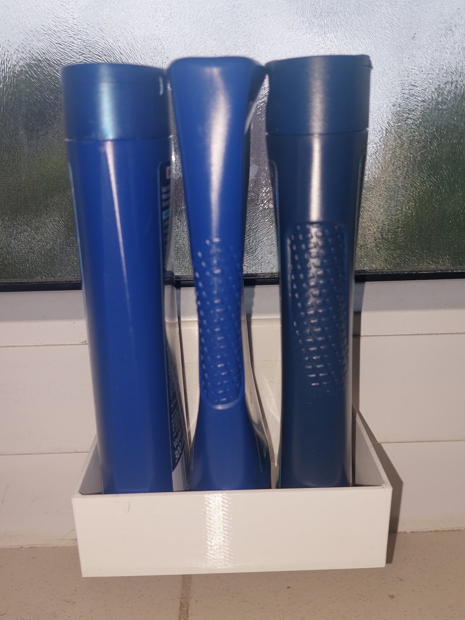 Giá đỡ nhỏ gắn cửa sổ cho phòng tắm