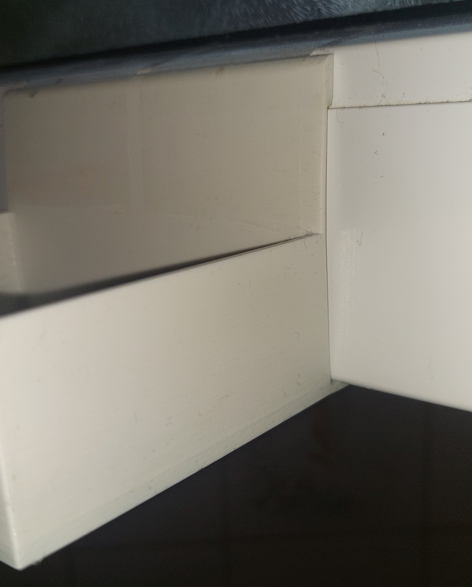 Giá đỡ nhỏ gắn cửa sổ cho phòng tắm