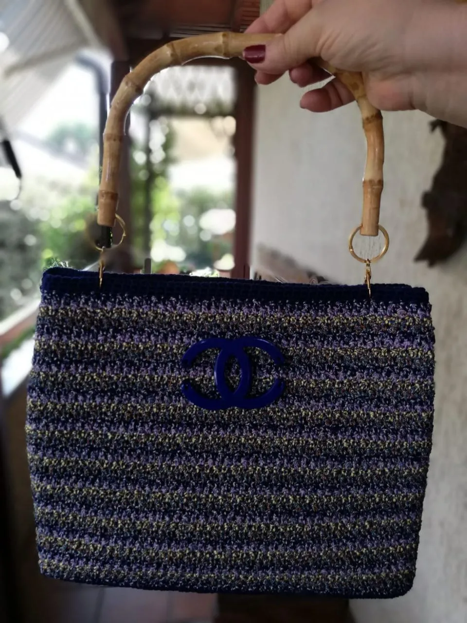 Logo thương hiệu Chanel nổi bật trong thời trang nữ