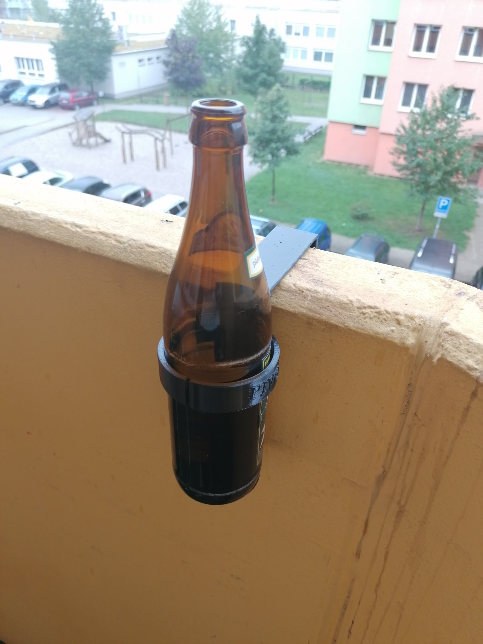 Giá đỡ bia treo cho ban công bê tông