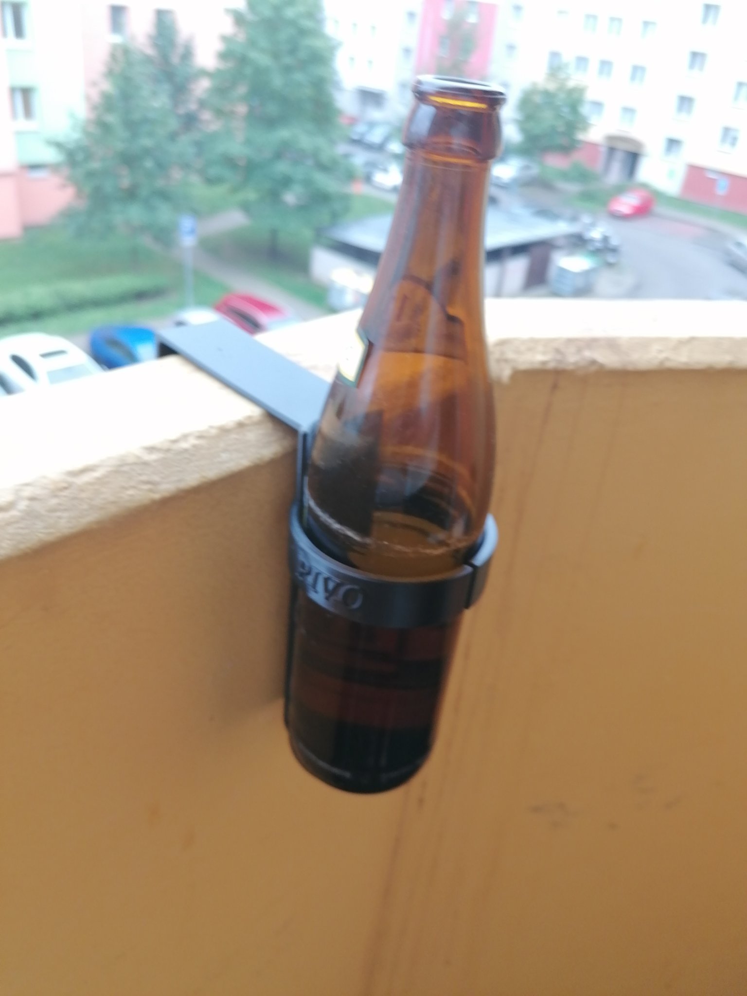 Giá đỡ bia treo cho ban công bê tông