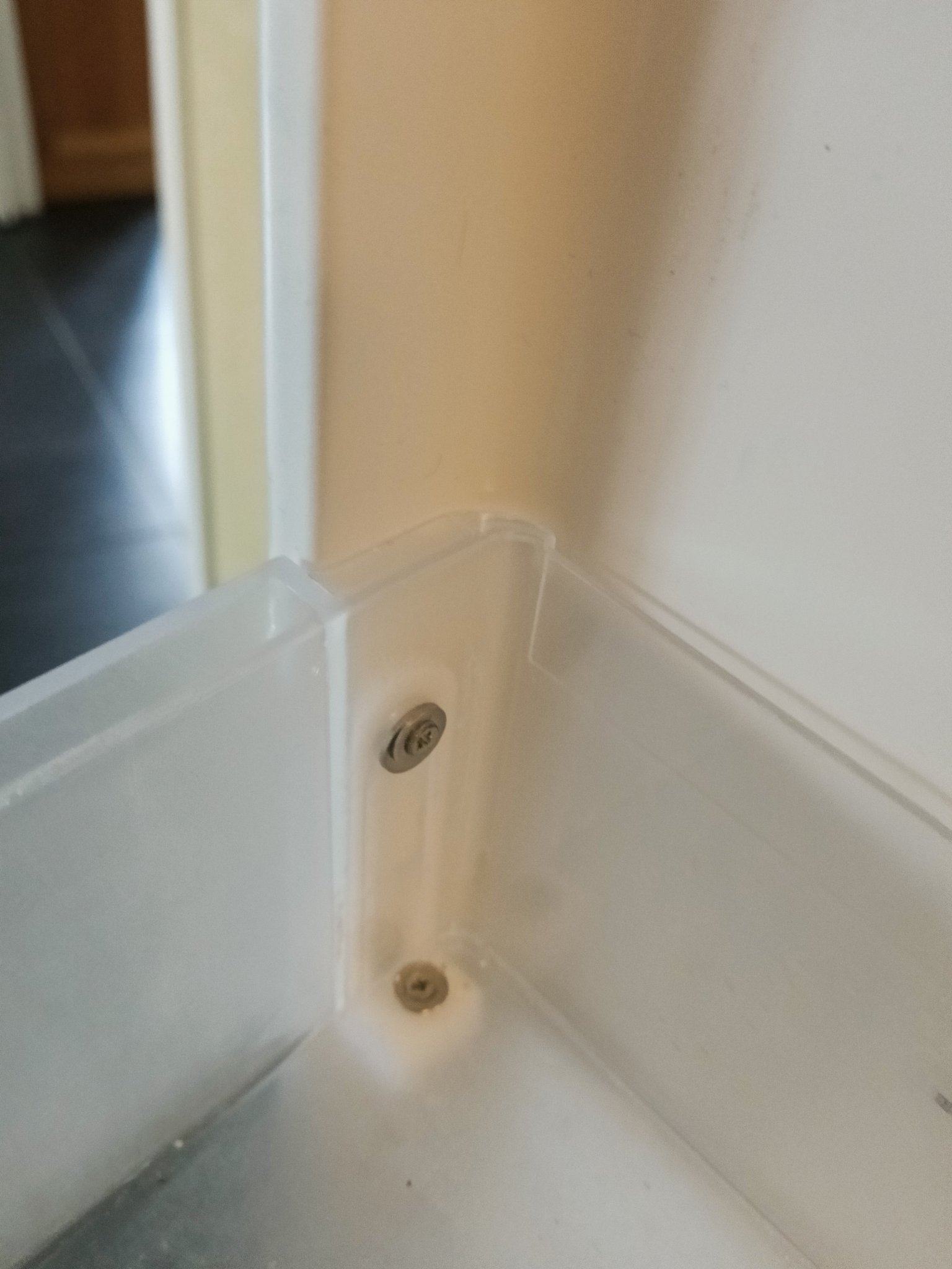 Giá đỡ cửa tủ lạnh Siemens sửa chữa đơn giản