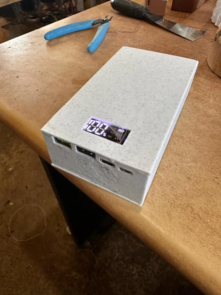 Hộp pin dự phòng với một pin mỏng và bốn pin 18650