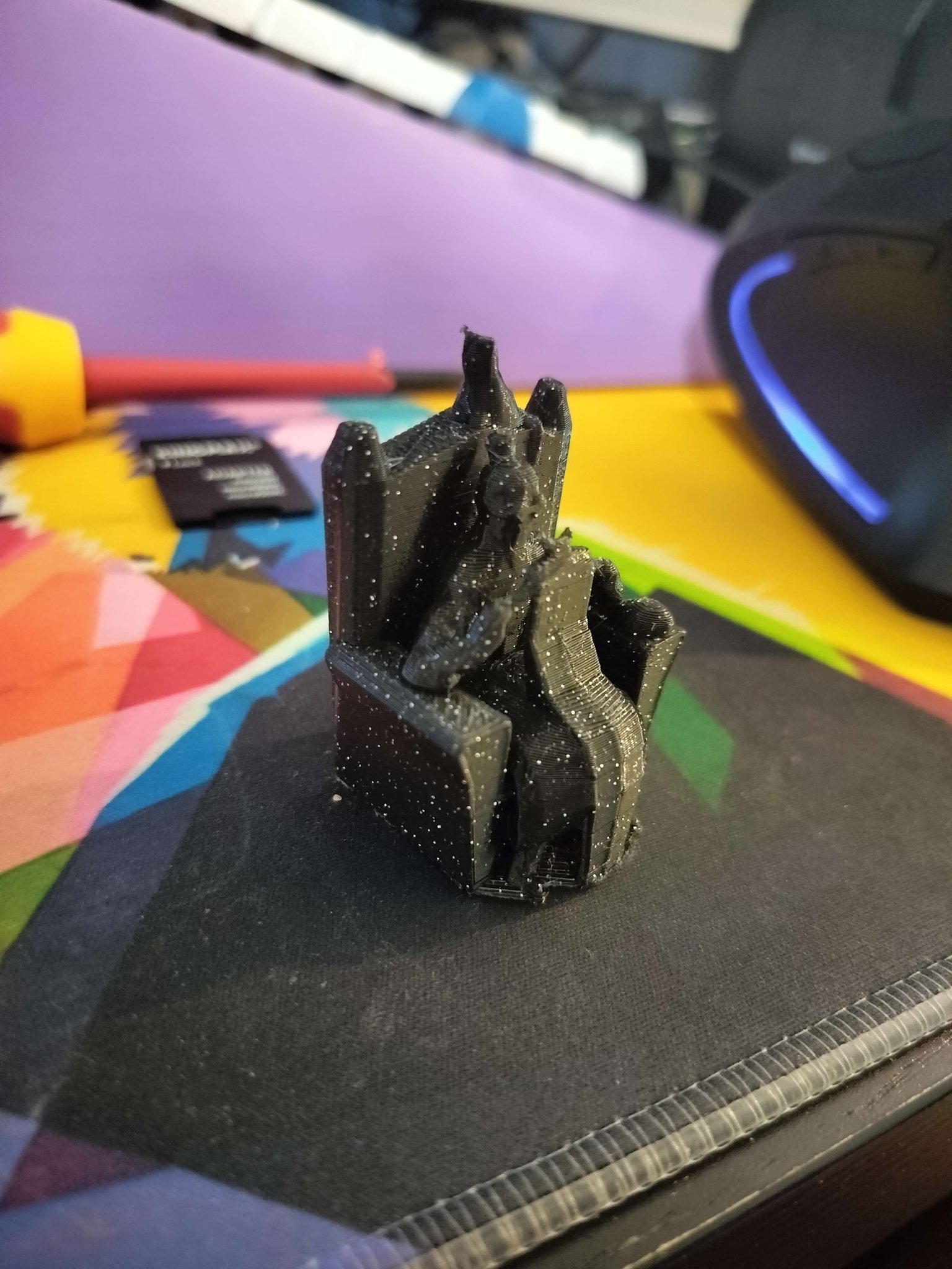 Bà ngoại đan len phong cách lowpoly với mèo bên cạnh