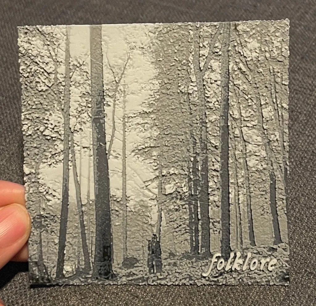 Bìa album 'folklore' của Taylor Swift in 3D tại Hueforge