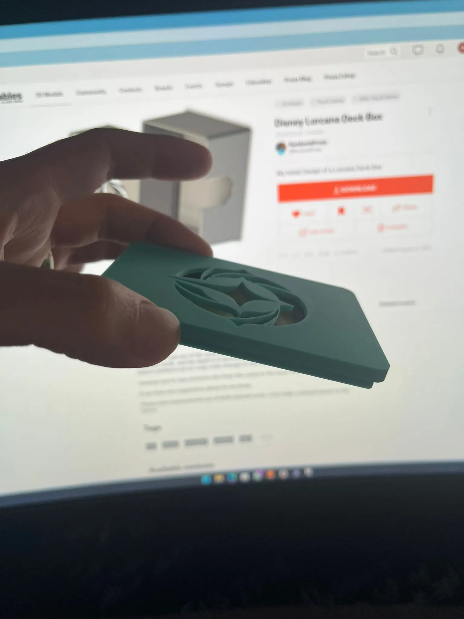 Hộp bài Lorcana Disney với thiết kế đơn giản và tiện lợi