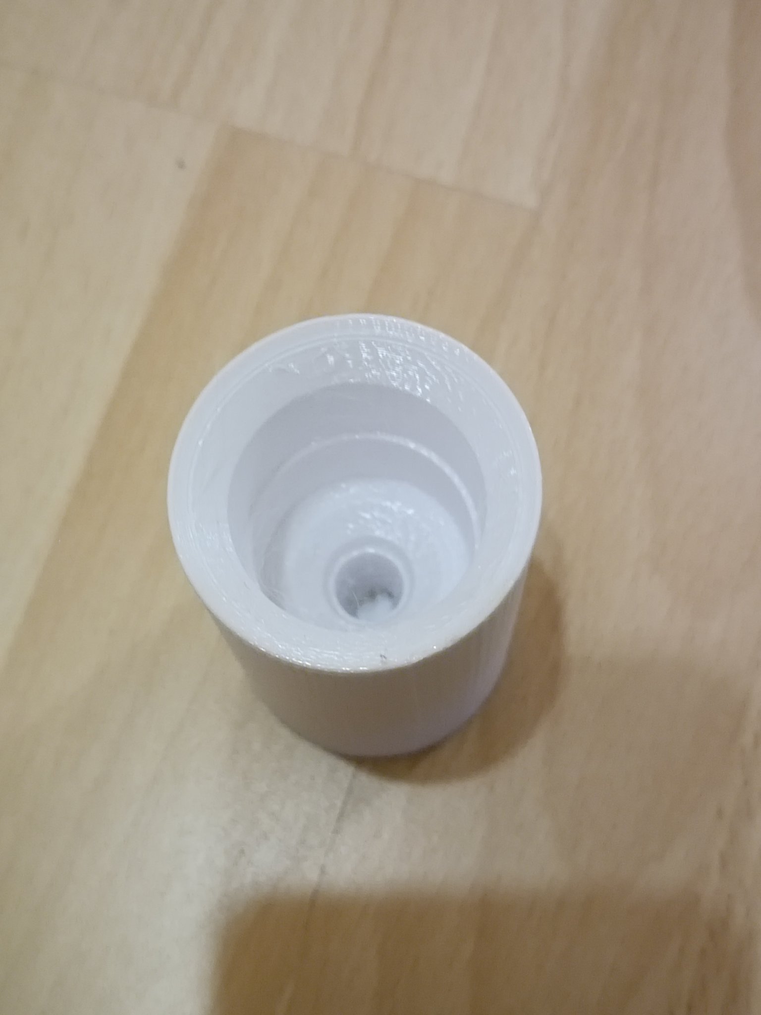 Giá đỡ chai Sriracha kiểu ngược cho bếp nhà bạn