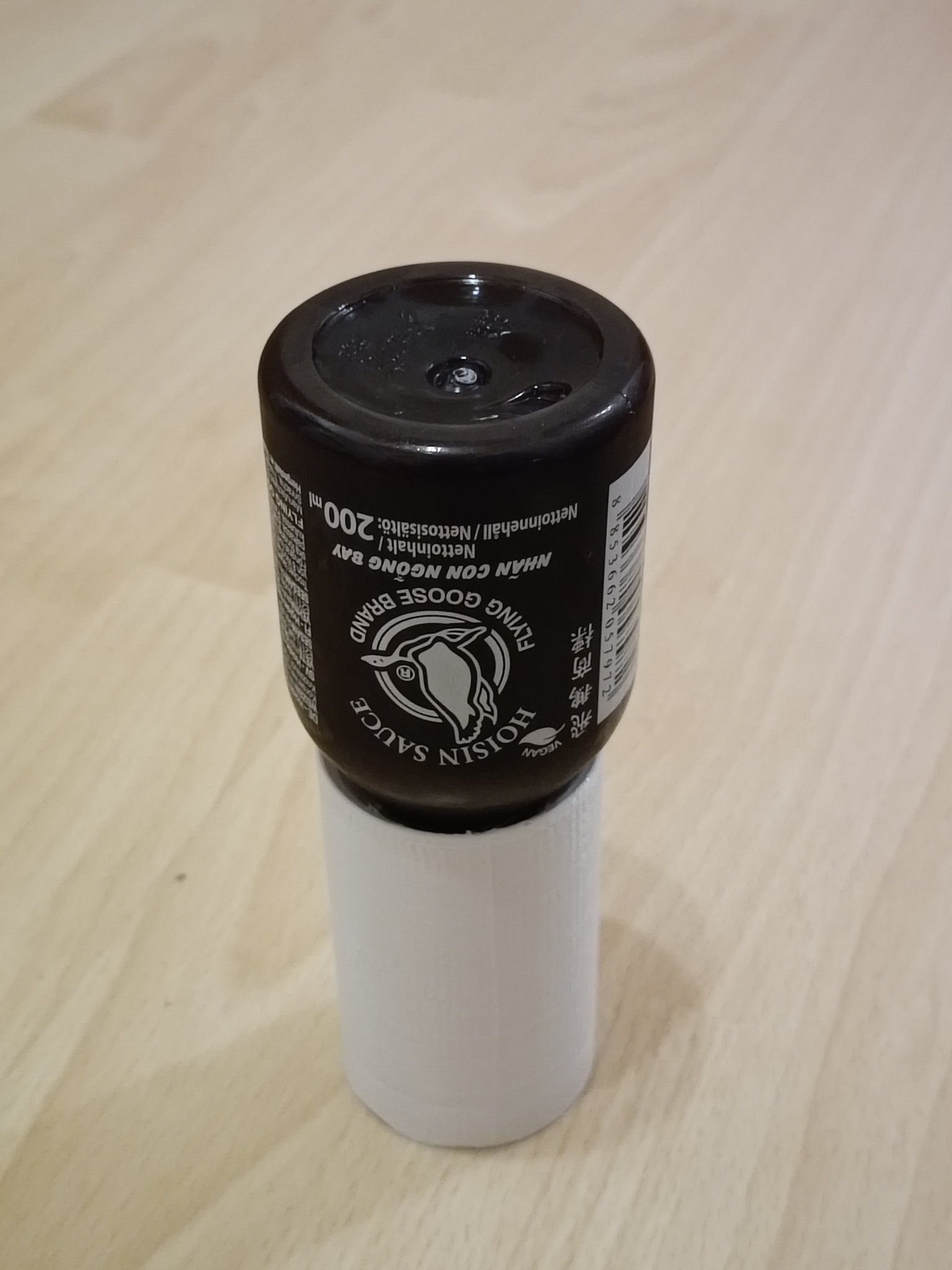 Giá đỡ chai Sriracha kiểu ngược cho bếp nhà bạn