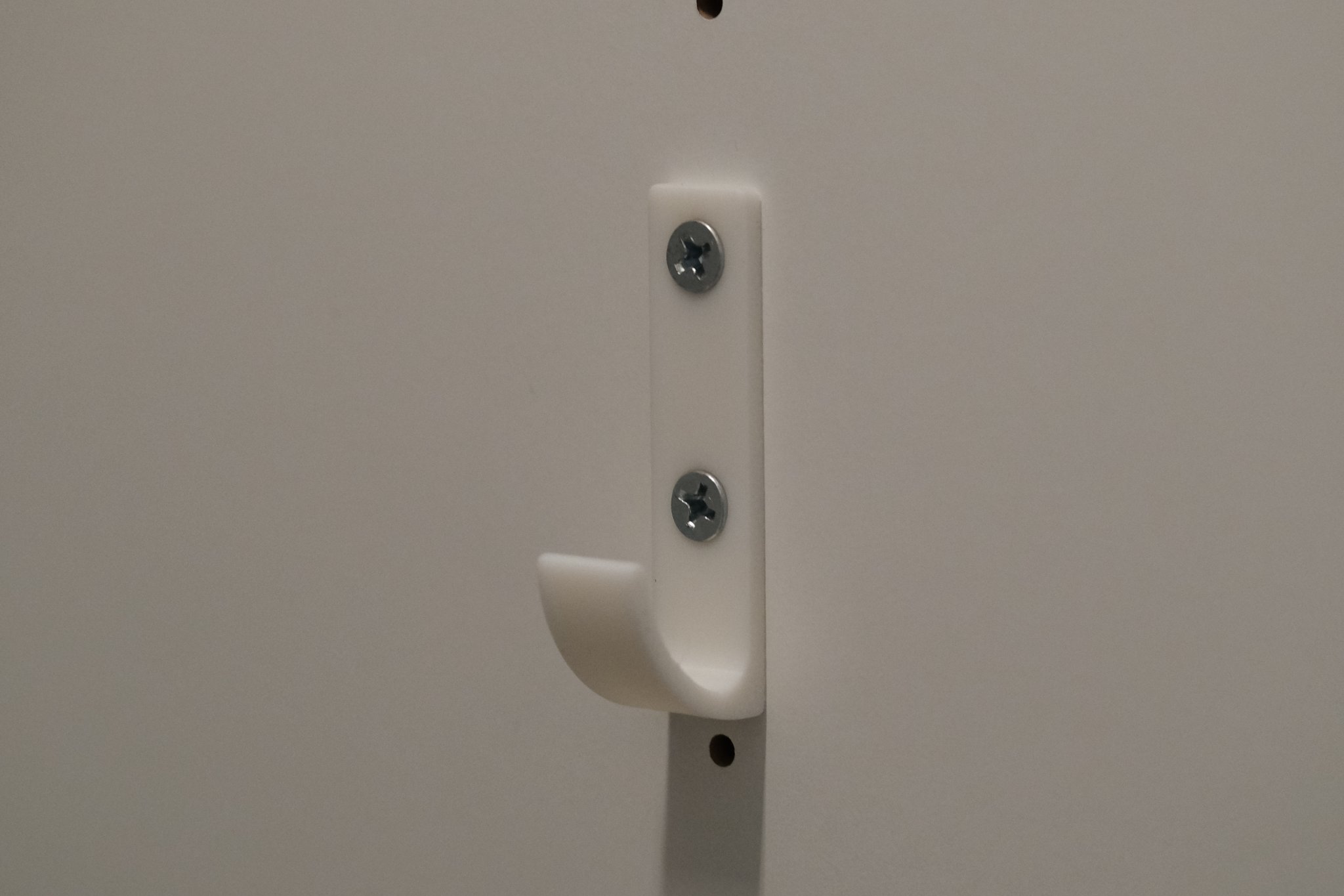 Móc treo tủ với khoảng cách lỗ 25mm cho tủ Ikea Platsa