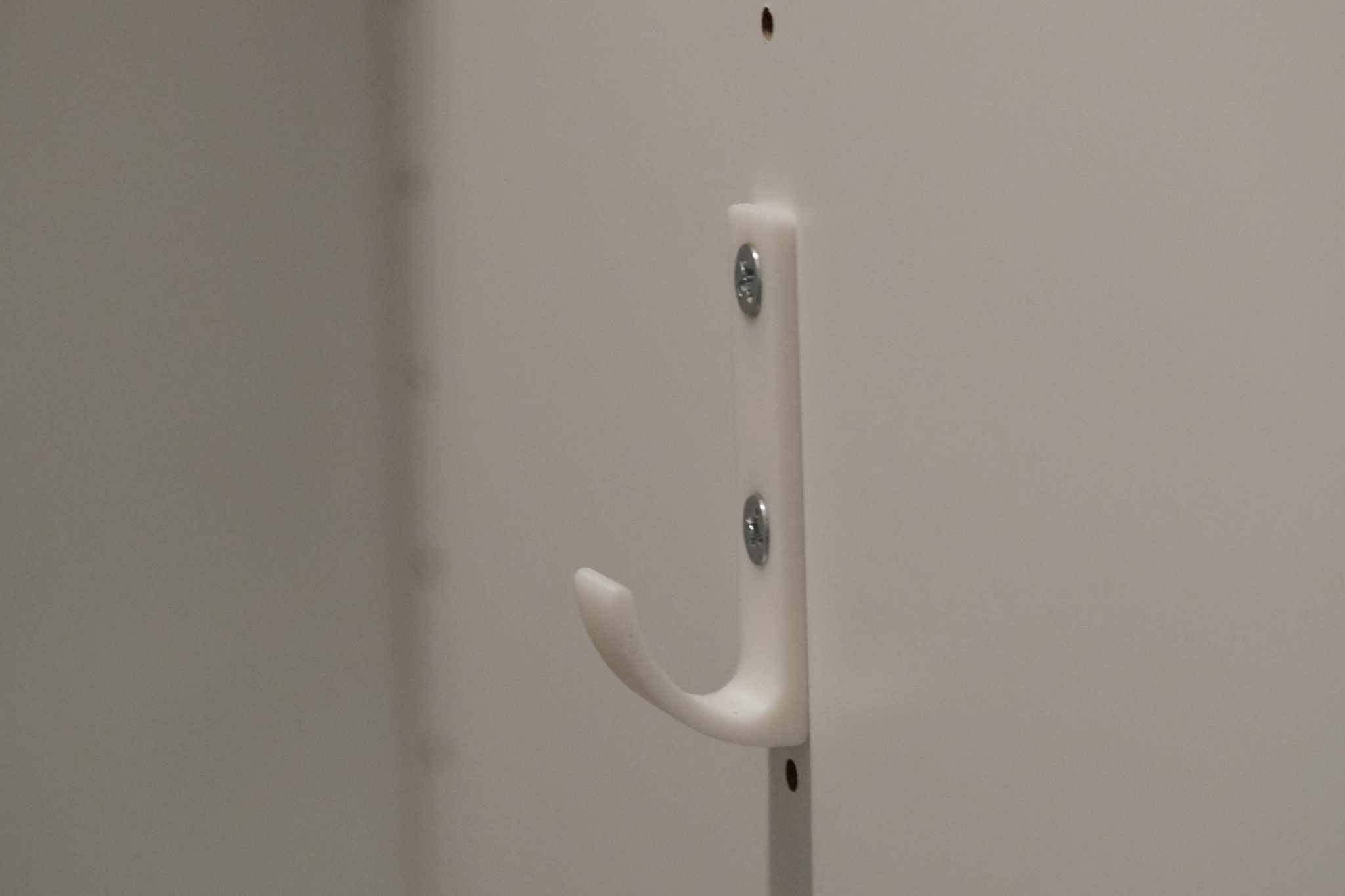 Móc treo tủ với khoảng cách lỗ 25mm cho tủ Ikea Platsa