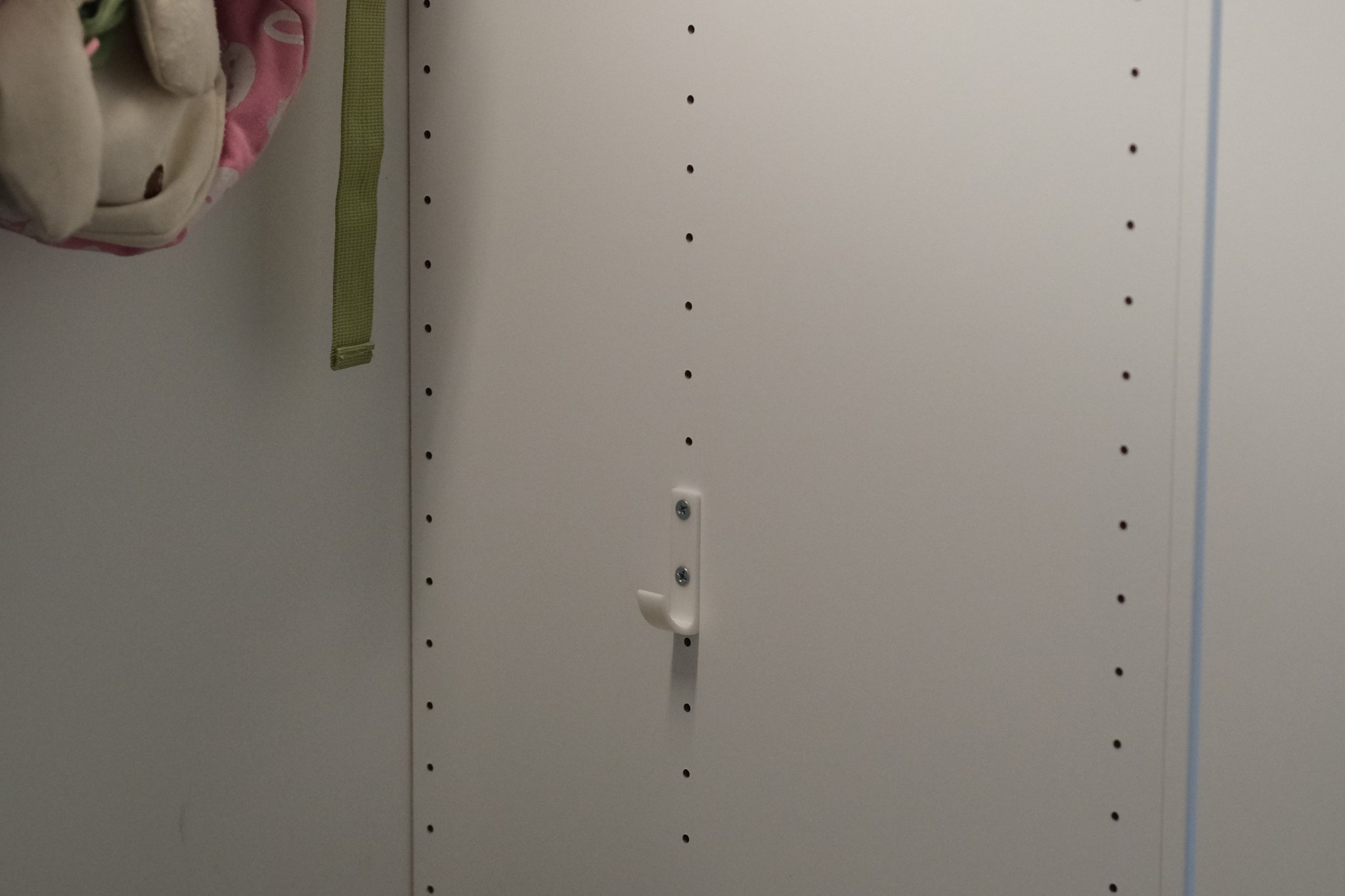 Móc treo tủ với khoảng cách lỗ 25mm cho tủ Ikea Platsa