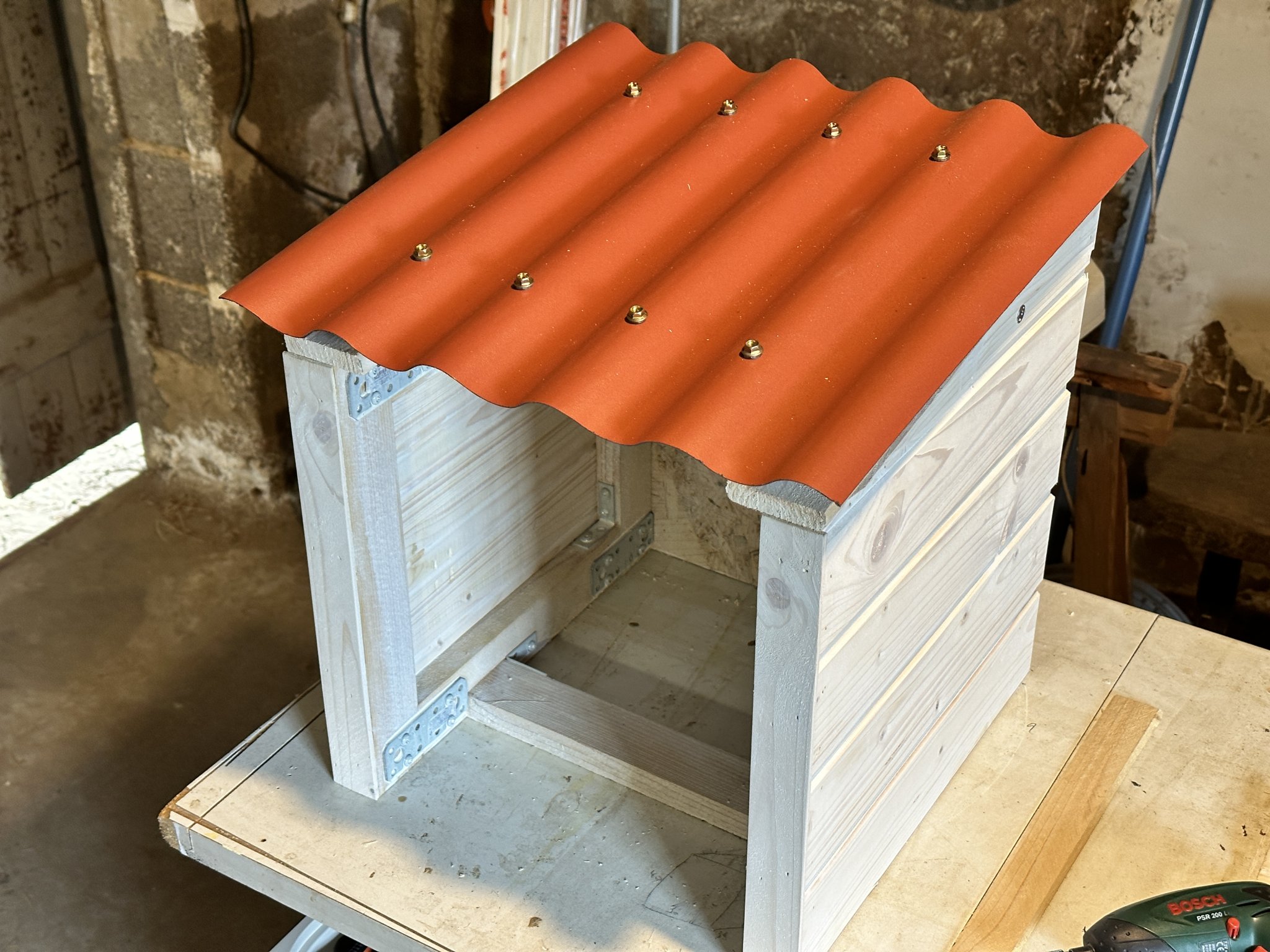 Giá đỡ mái tôn sóng nhỏ 76/18 cho cửa hàng DIY