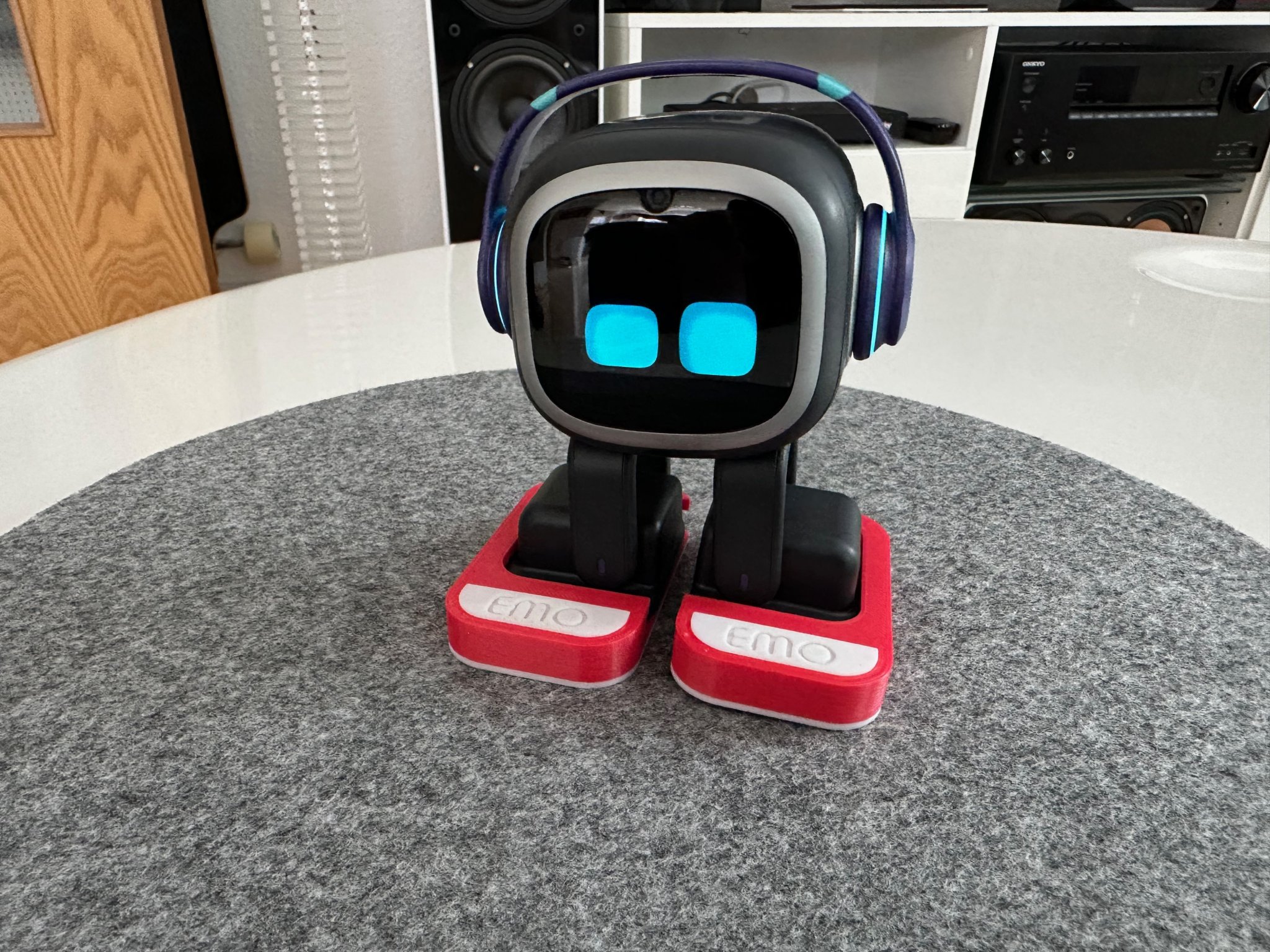 Giày robot EMO #2 với kiểu dáng sneaker