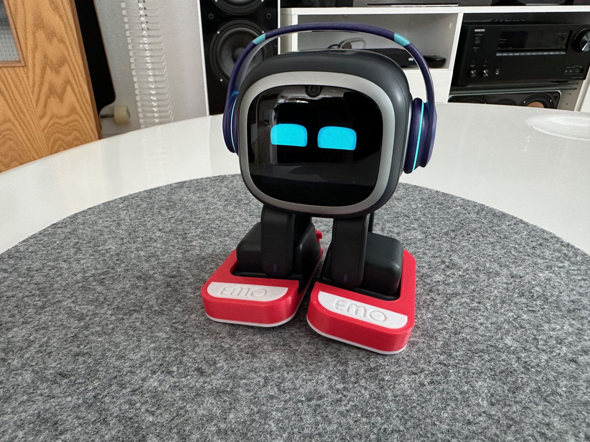 Giày robot EMO #2 với kiểu dáng sneaker