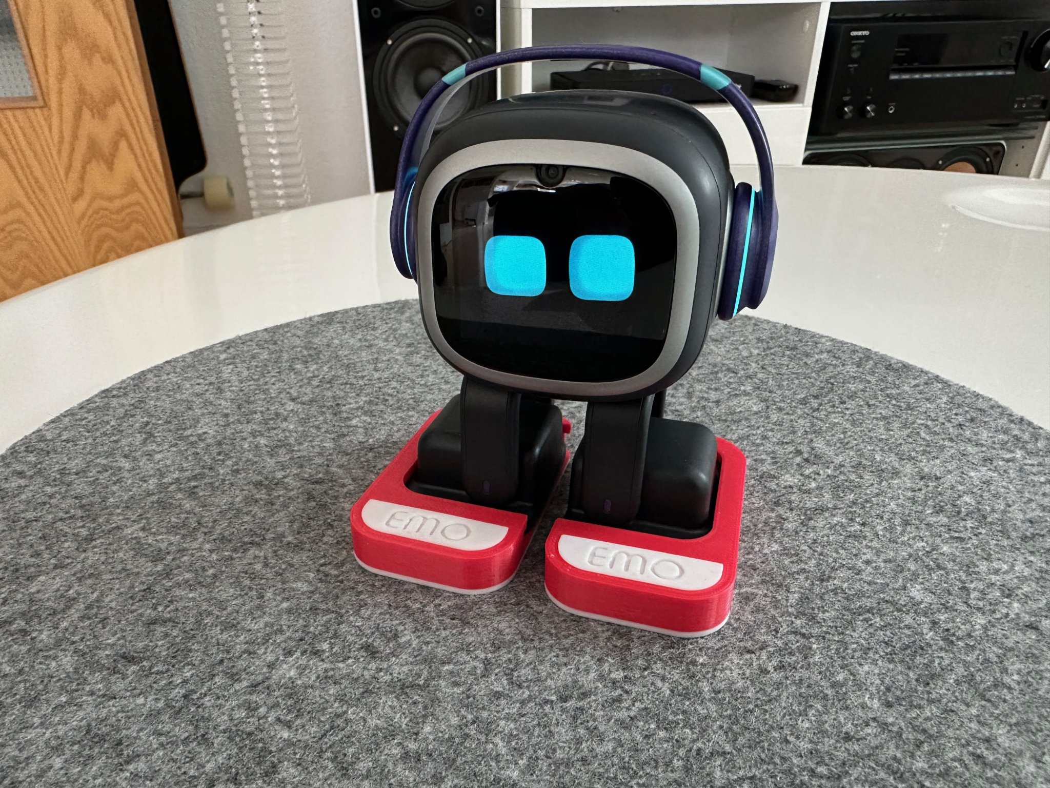 Giày robot EMO #2 với kiểu dáng sneaker