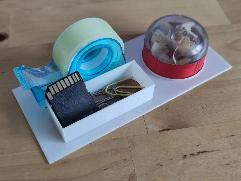 Giá đỡ đồ dùng văn phòng nhỏ gọn cho bàn làm việc