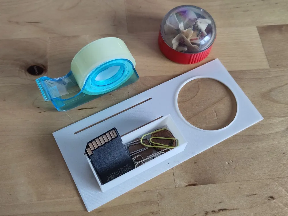 Giá đỡ đồ dùng văn phòng nhỏ gọn cho bàn làm việc