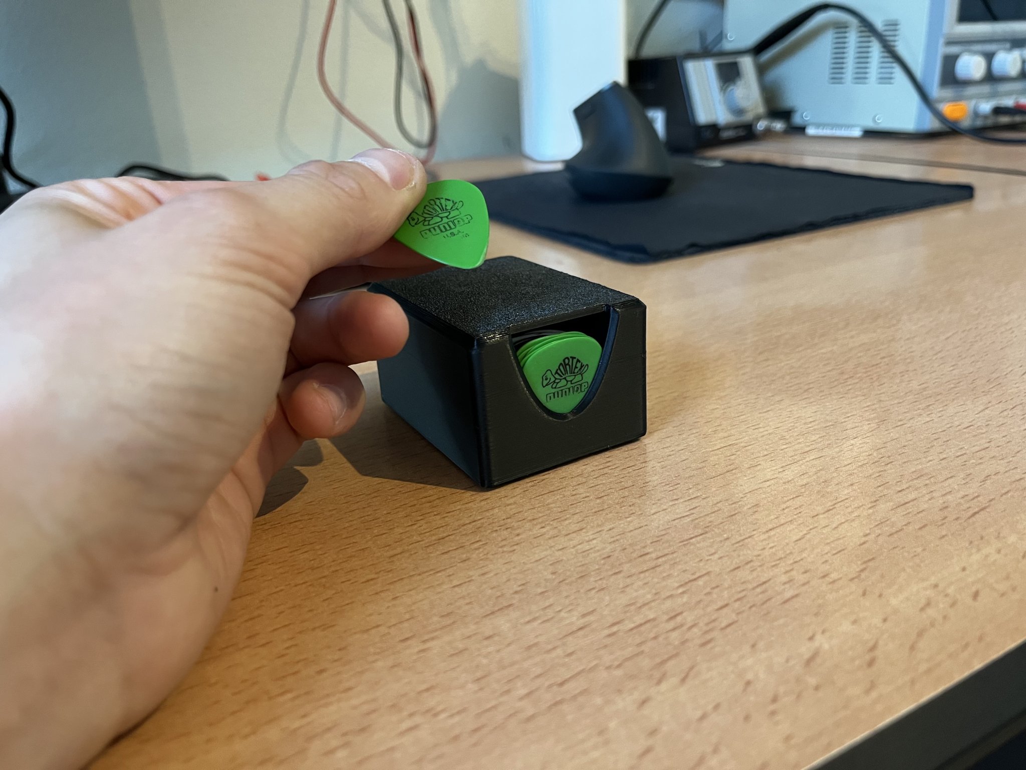 Giá đỡ nhặt đàn guitar nhỏ gọn cho bàn làm việc