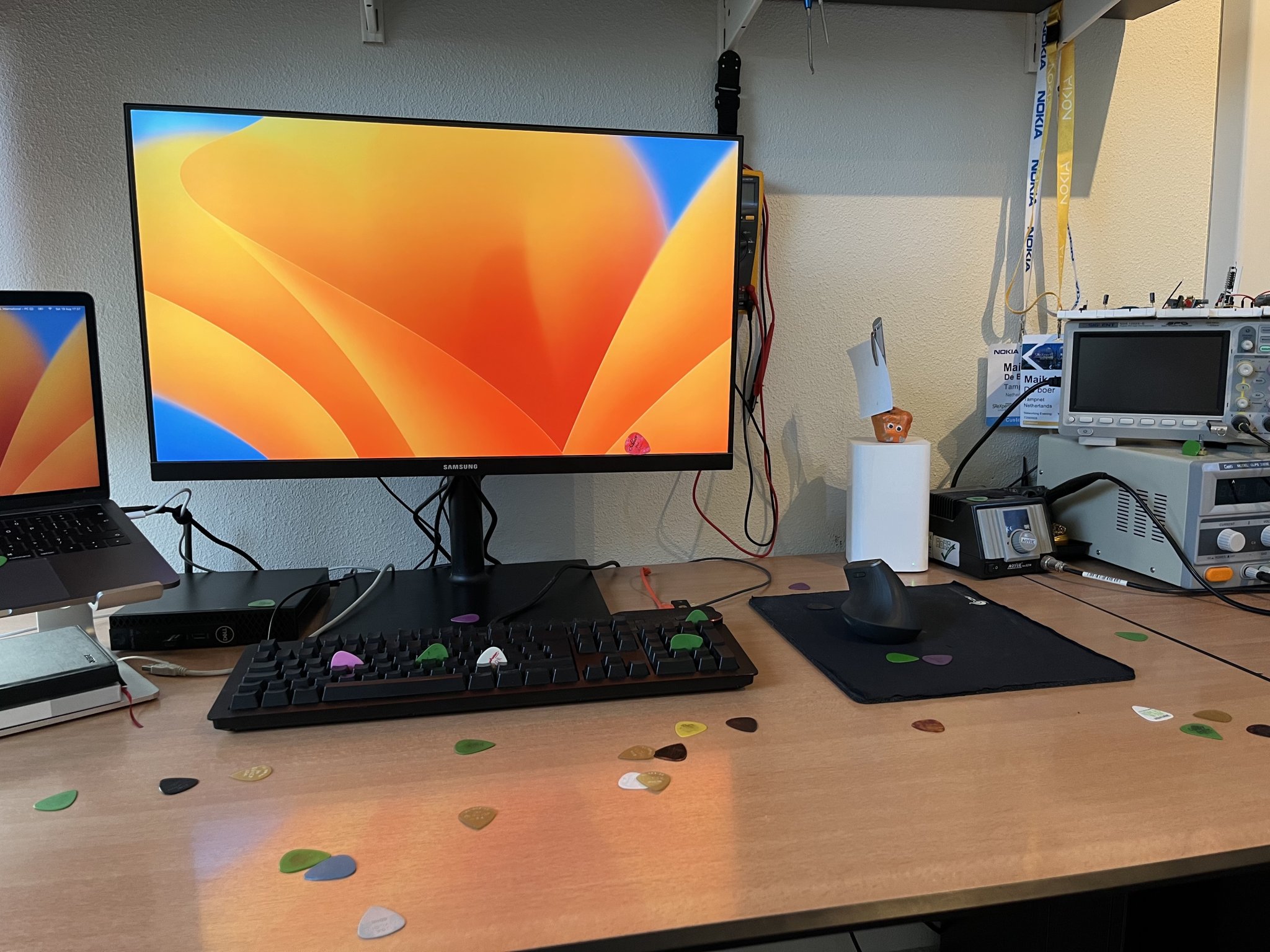 Giá đỡ nhặt đàn guitar nhỏ gọn cho bàn làm việc