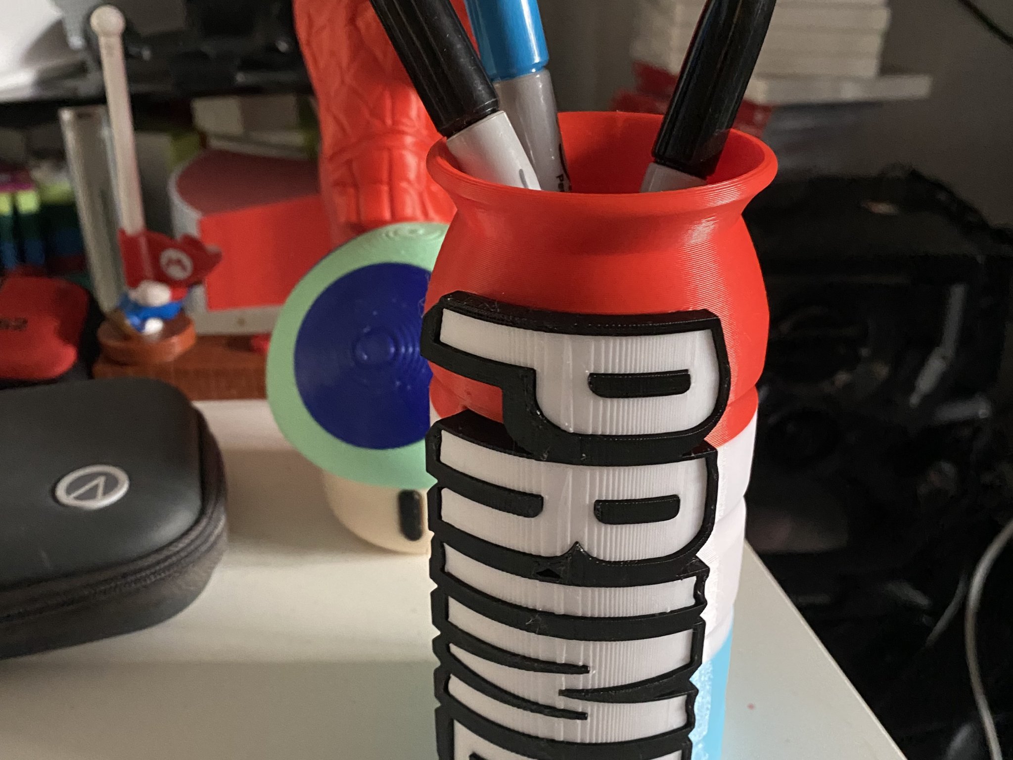 Giá đỡ bút hình chai Prime độc đáo cho văn phòng