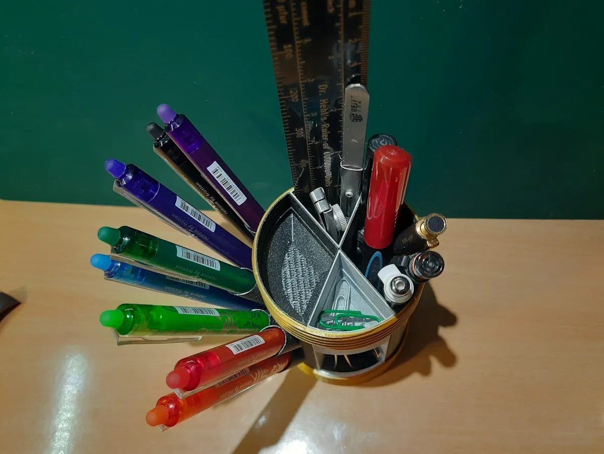 Giá đỡ bút kiểu chậu hoa đa năng với ngăn chia