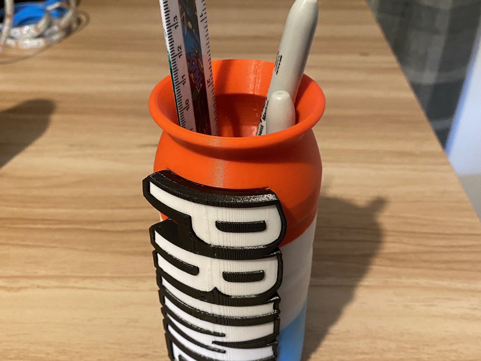 Giá đỡ bút hình chai Prime độc đáo cho văn phòng