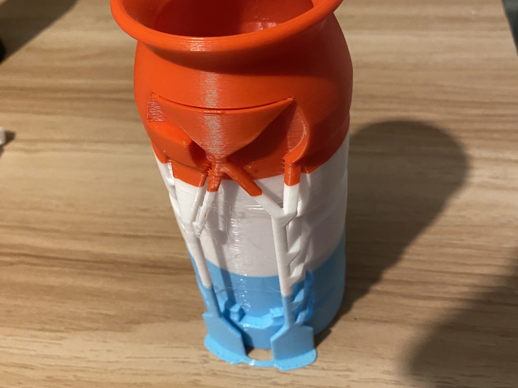 Giá đỡ bút hình chai Prime độc đáo cho văn phòng