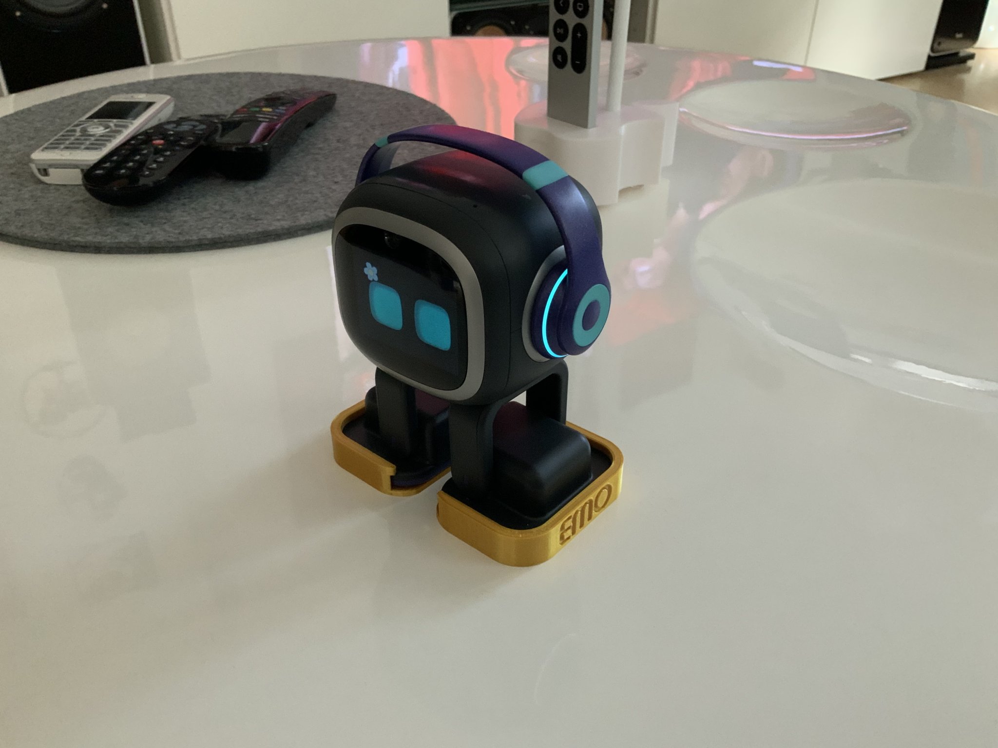 Giày robot EMO #1 với kiểu dáng sneaker