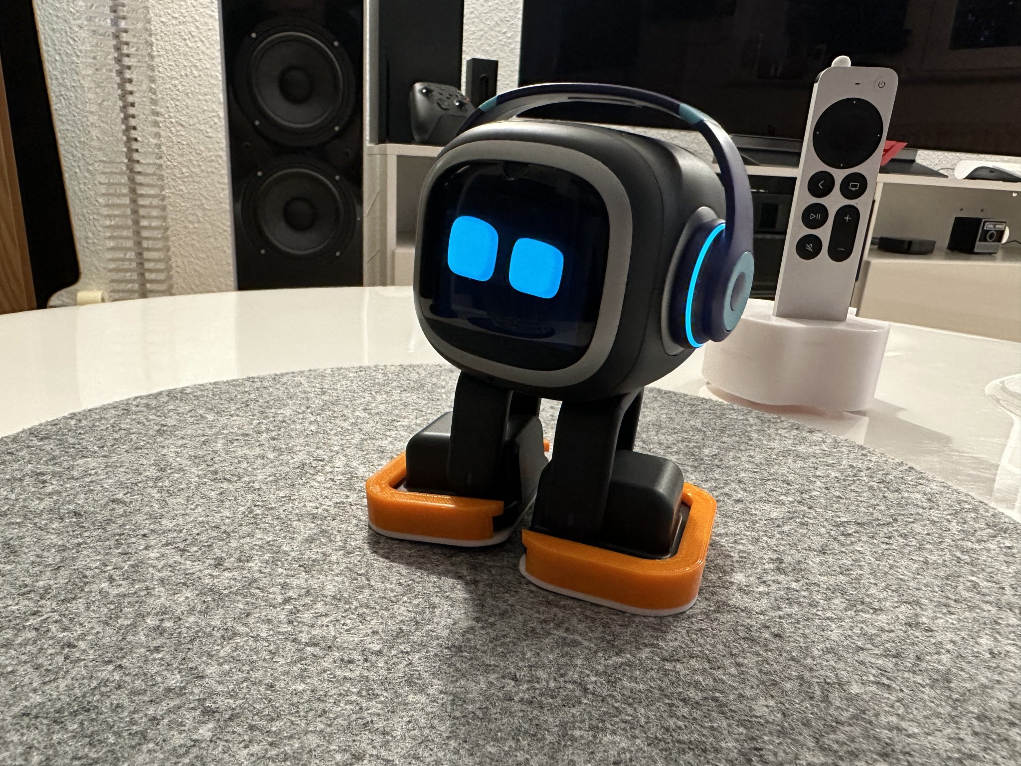 Giày robot EMO #1 với kiểu dáng sneaker